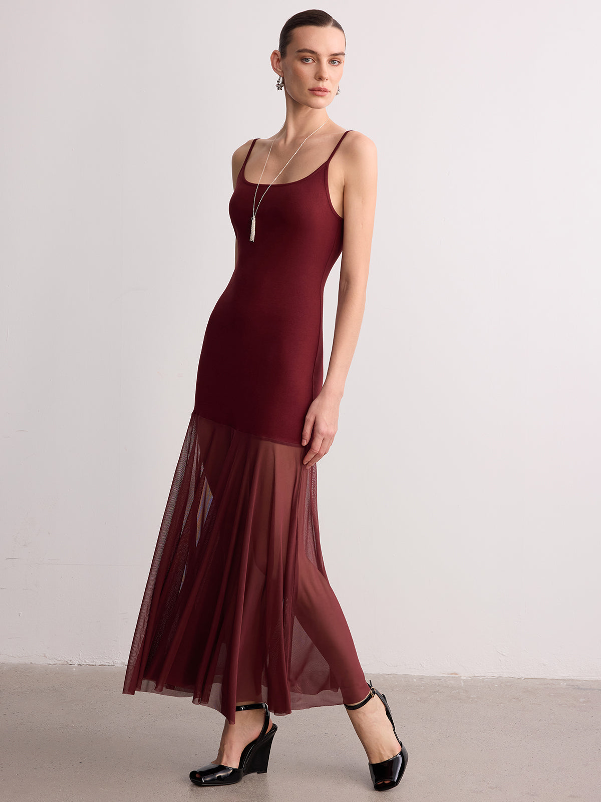 Robe longue à fines bretelles et ourlet transparent