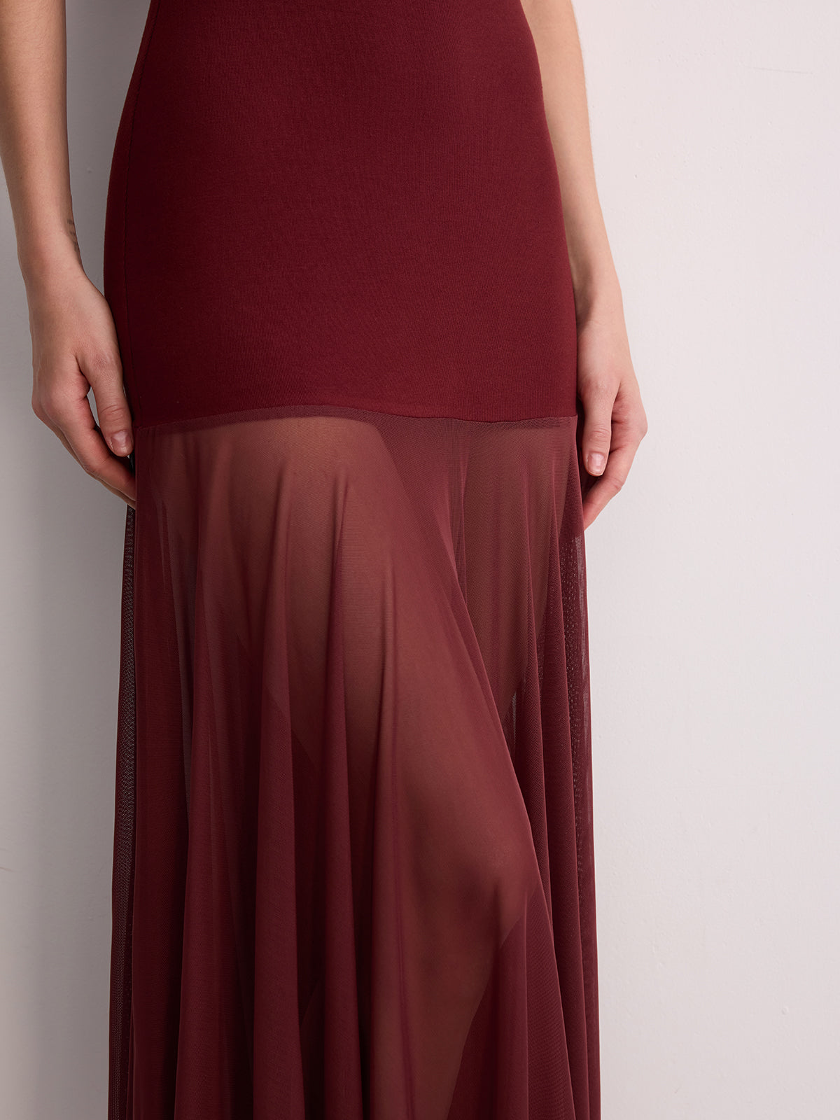 Robe longue à fines bretelles et ourlet transparent