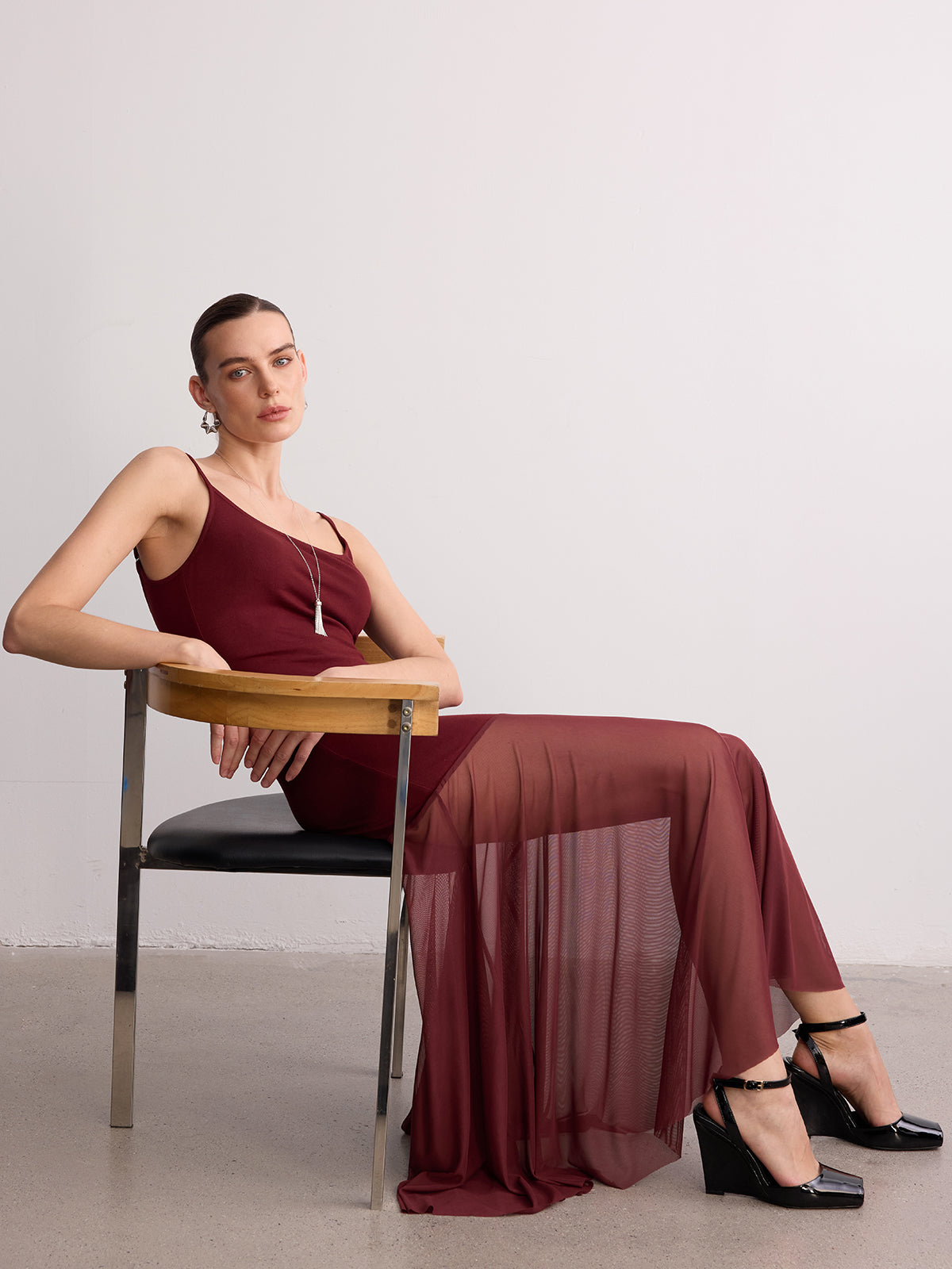 Robe longue à fines bretelles et ourlet transparent
