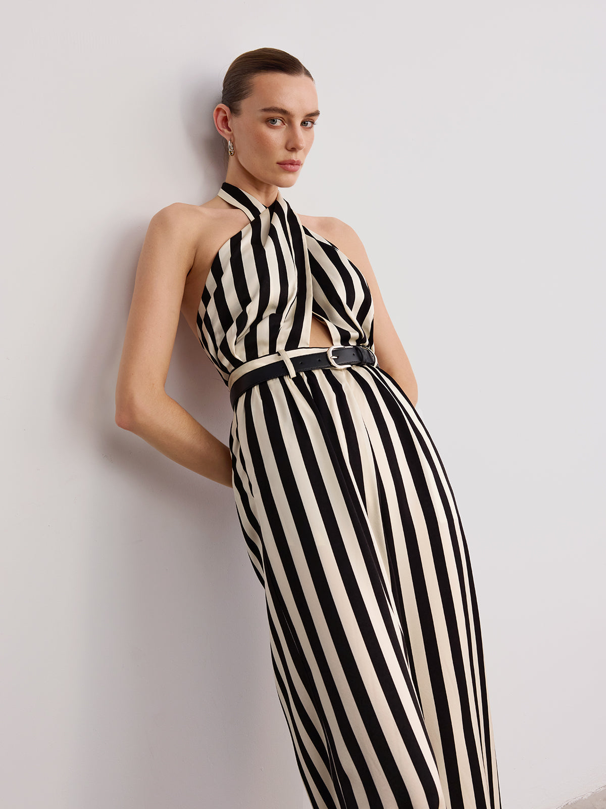 Neckholder-Jumpsuit mit Streifen und Gürtel
