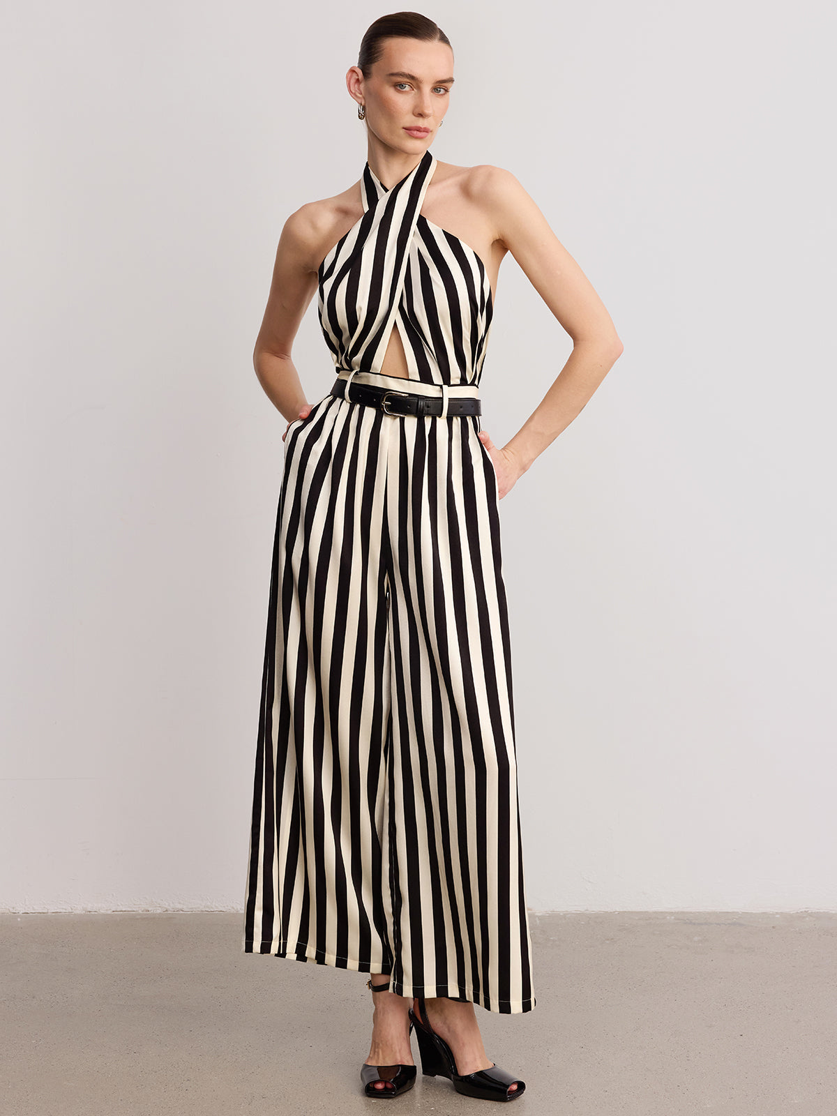 Neckholder-Jumpsuit mit Streifen und Gürtel