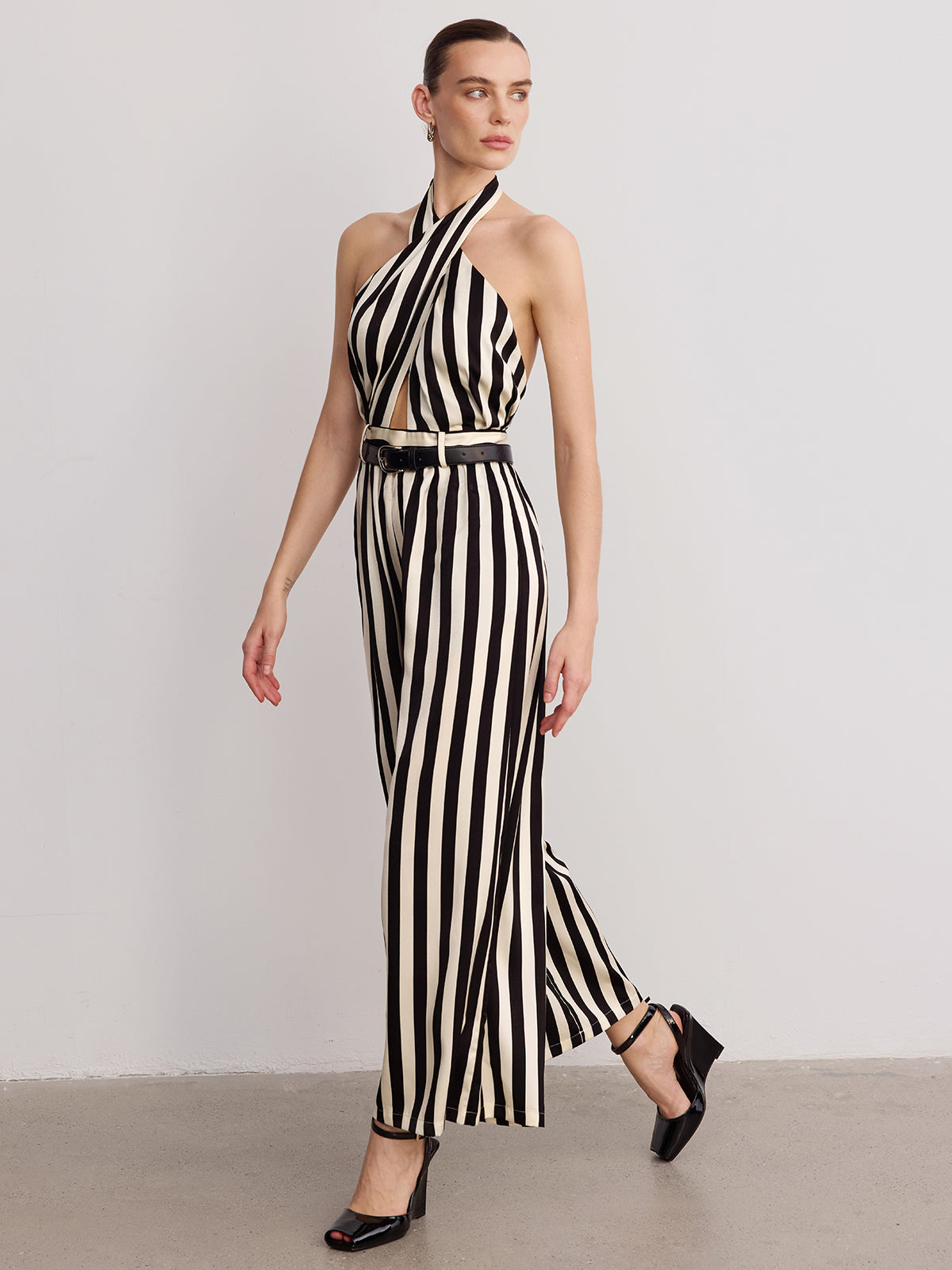 Neckholder-Jumpsuit mit Streifen und Gürtel