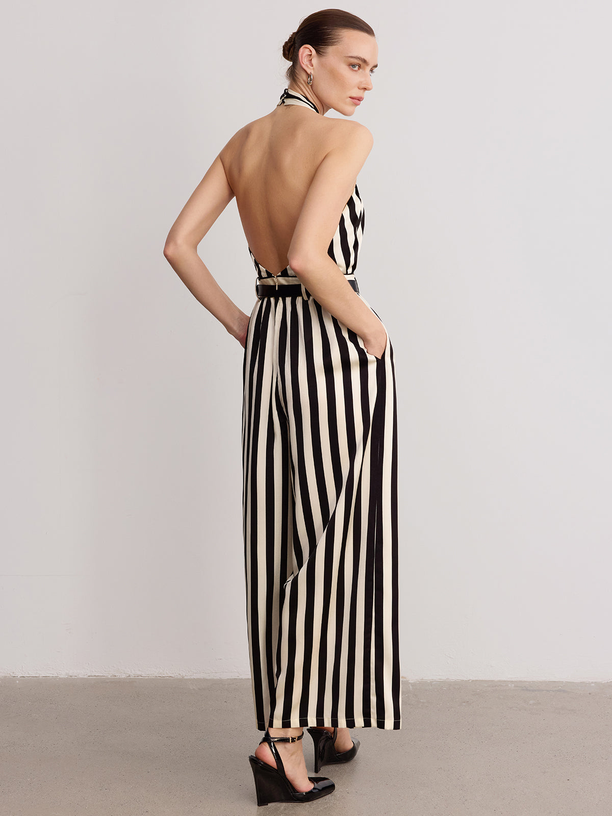 Neckholder-Jumpsuit mit Streifen und Gürtel