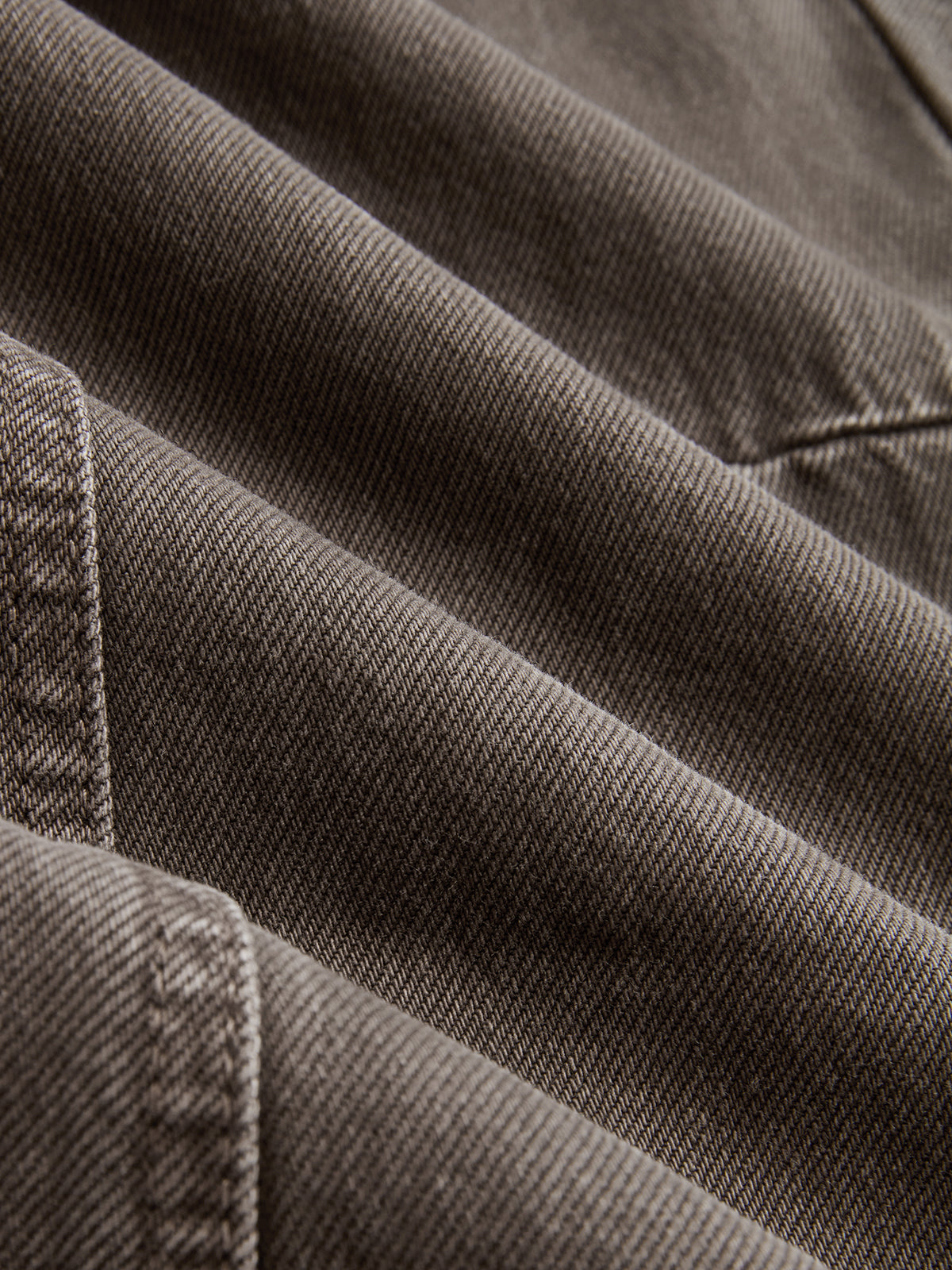 Distressed Jeans mit gekrümmtem Bein