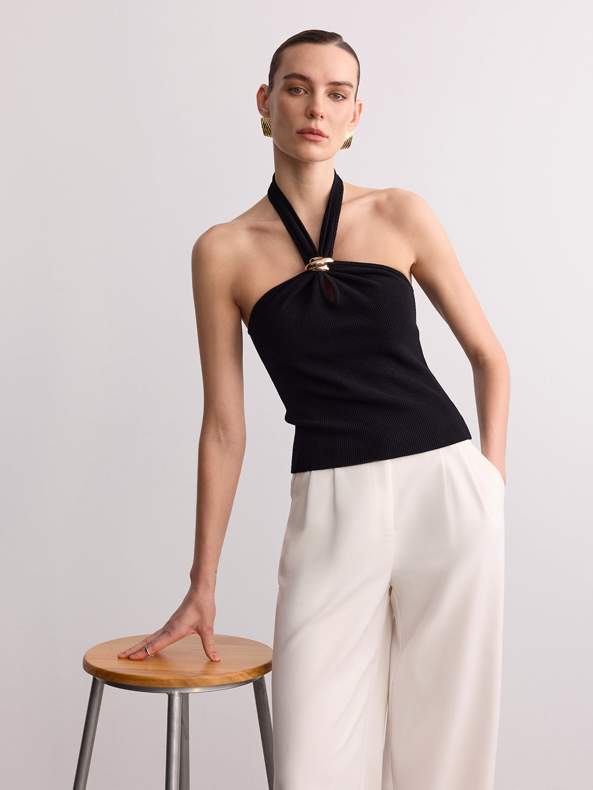 Geripptes Neckholder-Top mit Ringdetail