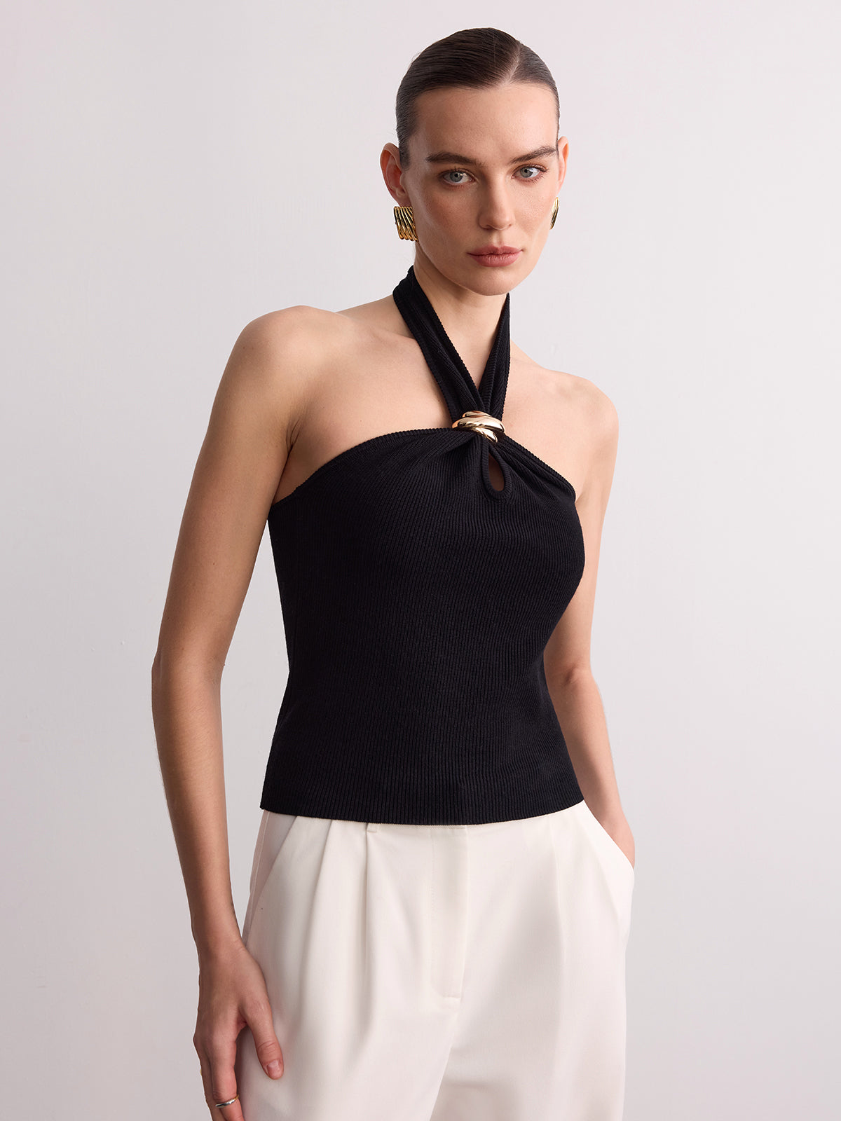 Geripptes Neckholder-Top mit Ringdetail