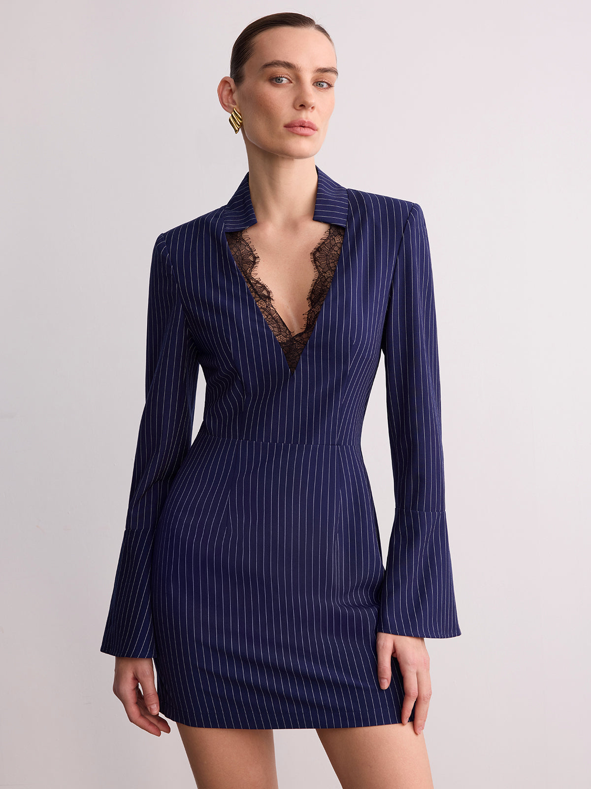 Mini-robe rayée en dentelle à col en V