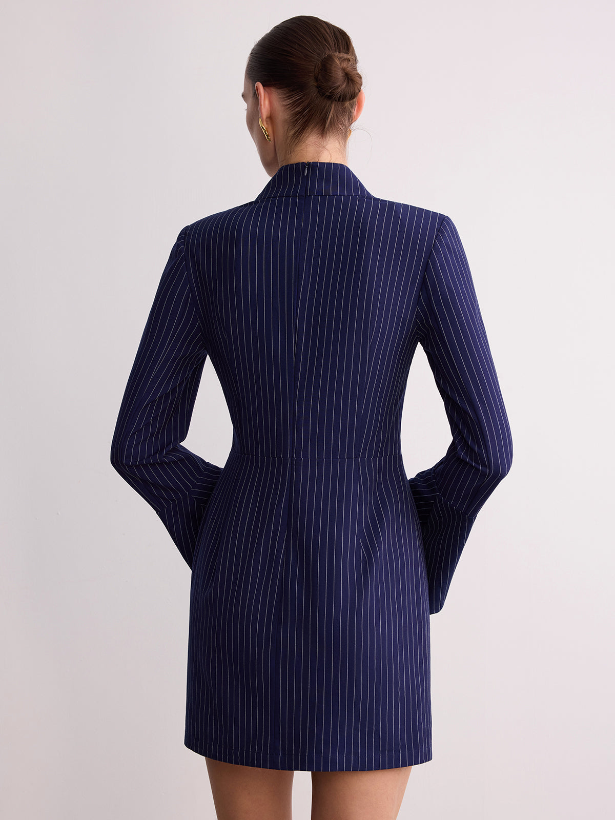 Mini-robe rayée en dentelle à col en V