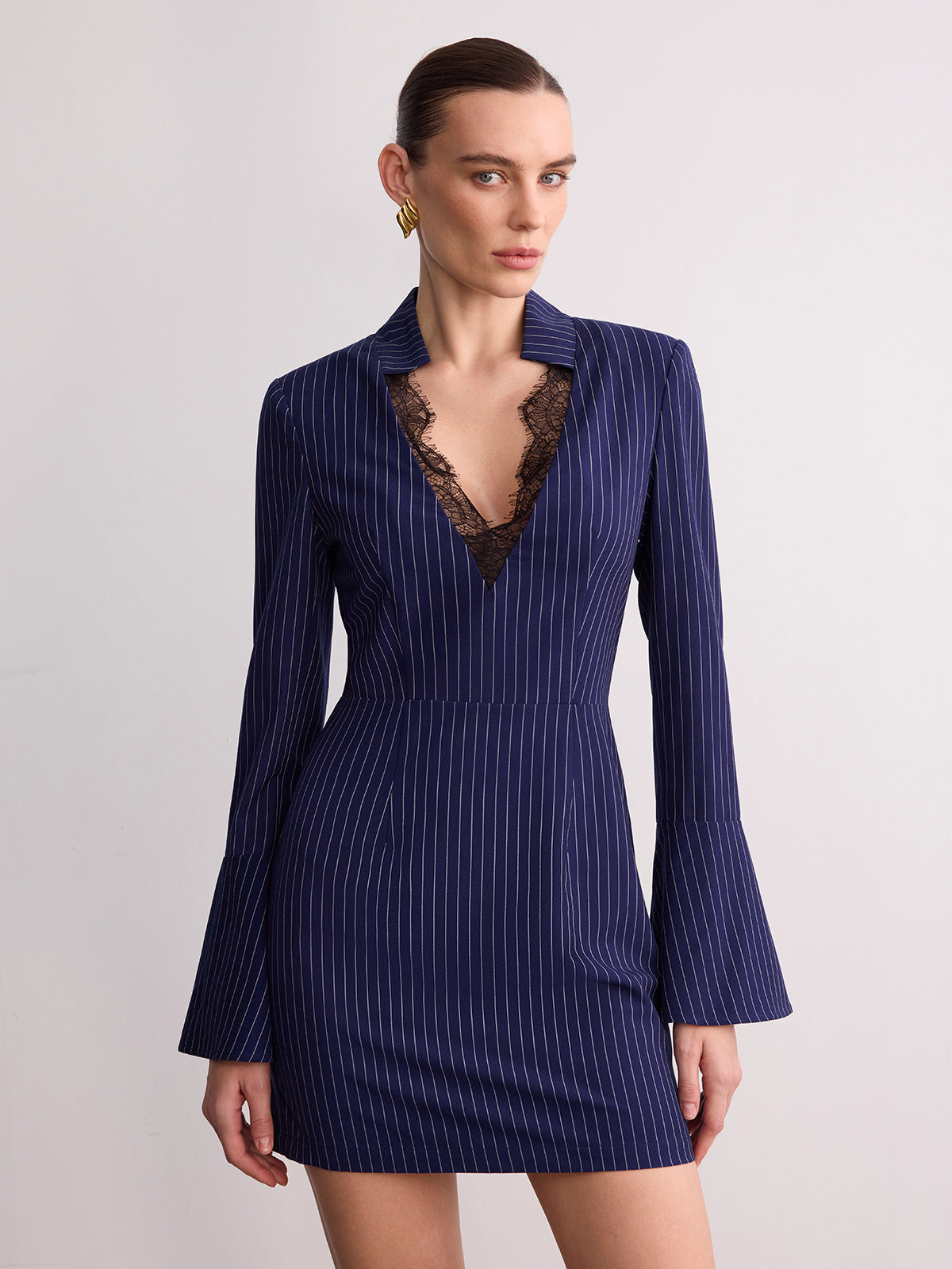 Mini-robe rayée en dentelle à col en V