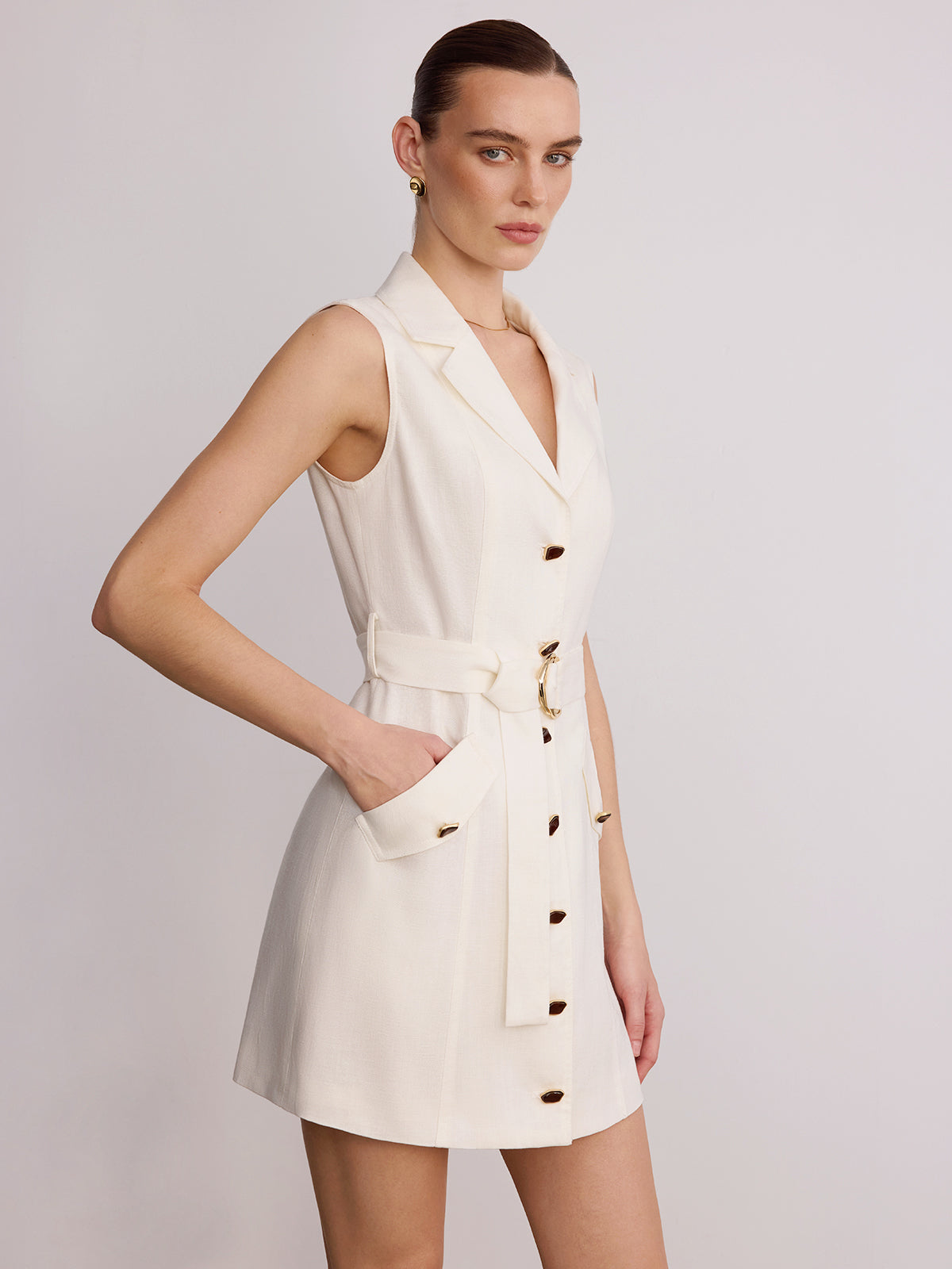 Mini-robe en lin sans manches à col blazer et ceinture