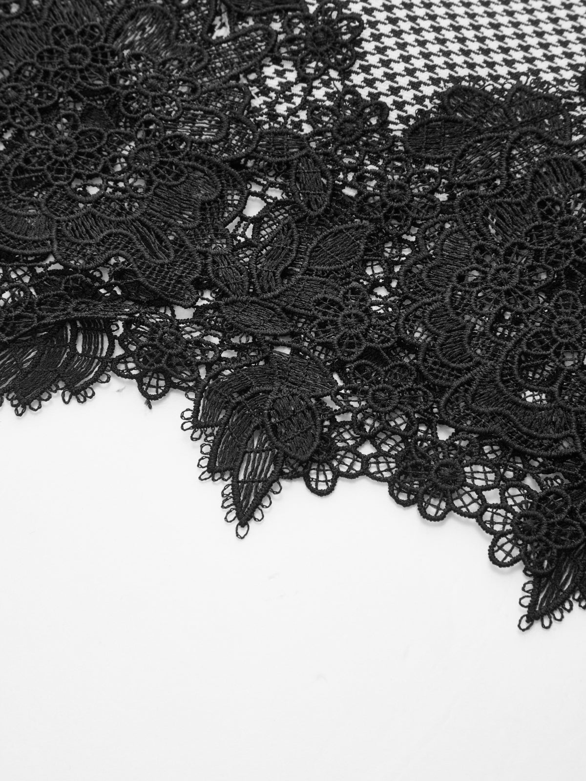 Mini-robe sans manches à col montant, ourlet en dentelle et carreaux vichy