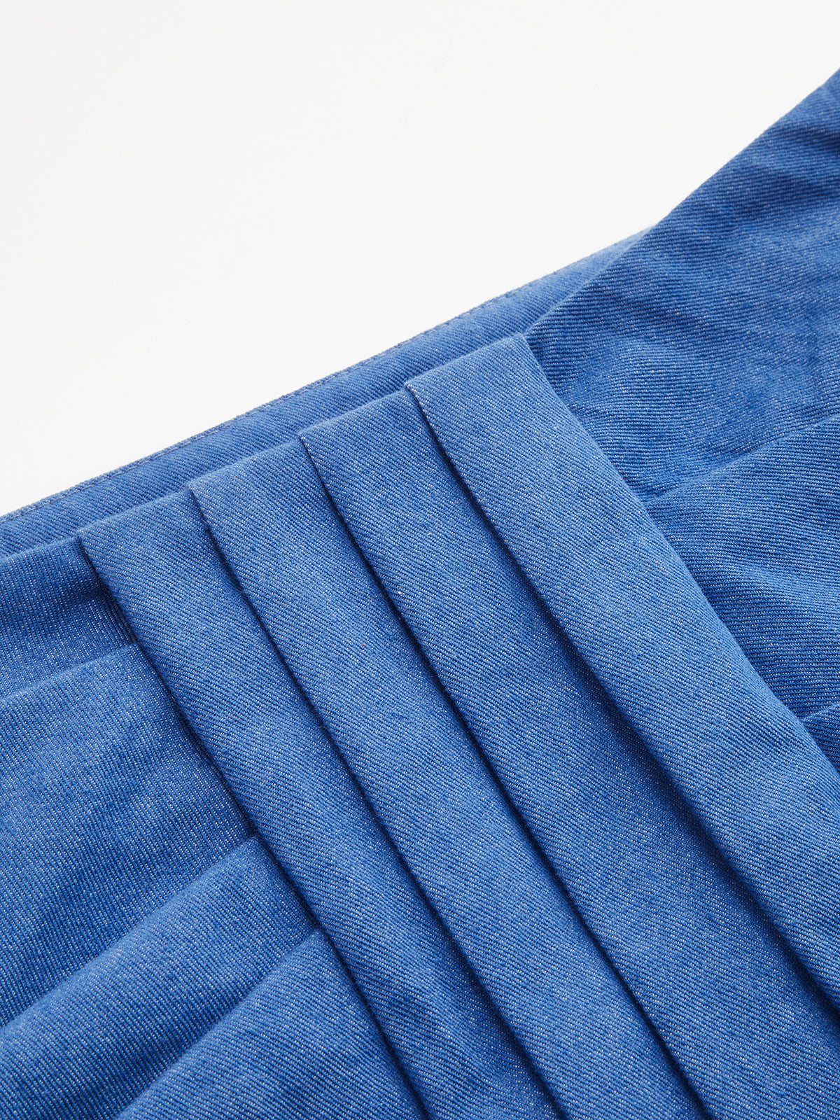 Faltenrock mit asymmetrischem Schnitt