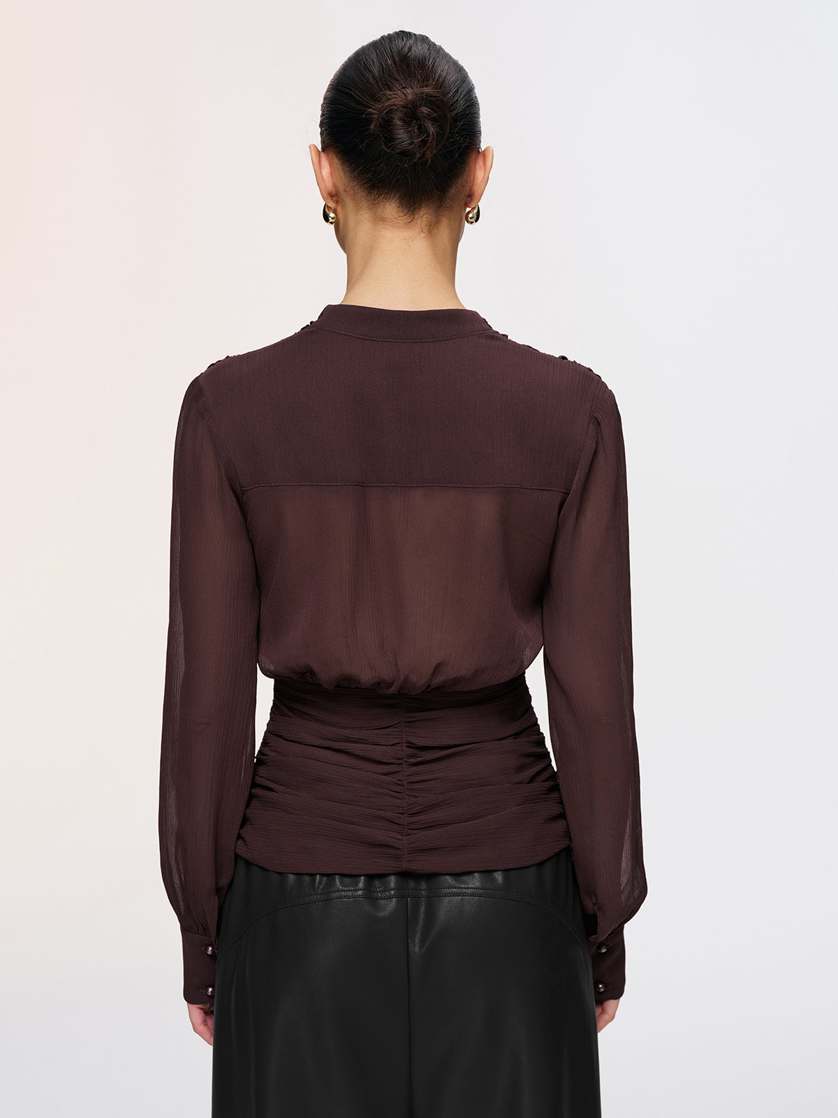 Halbtransparente geraffte Bluse mit tiefem V-Ausschnitt