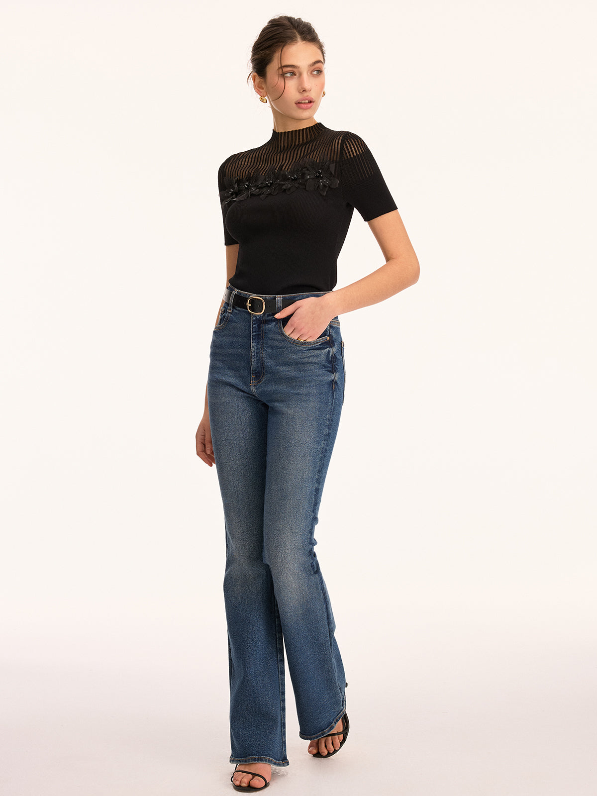 Transparentes Mock-Neck-Strickoberteil mit floraler 3D-Applikation