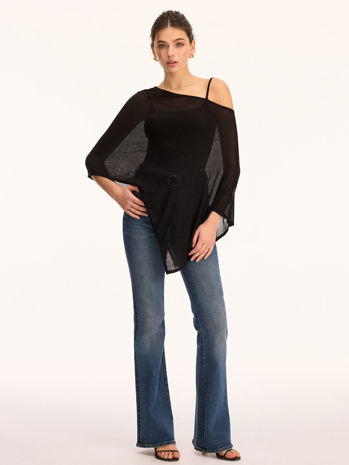 Schulterfreier, transparenter, asymmetrischer Strickpullover