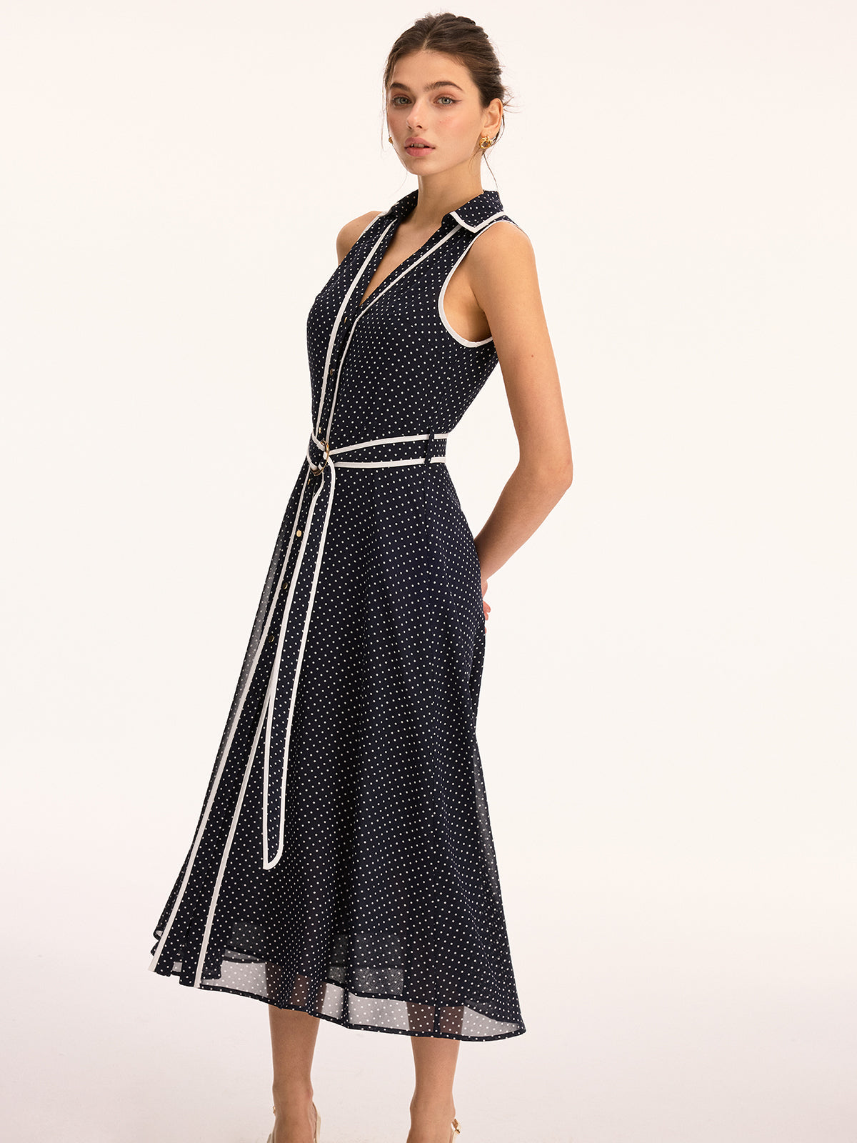 Robe longue sans manches ceinturée à pois