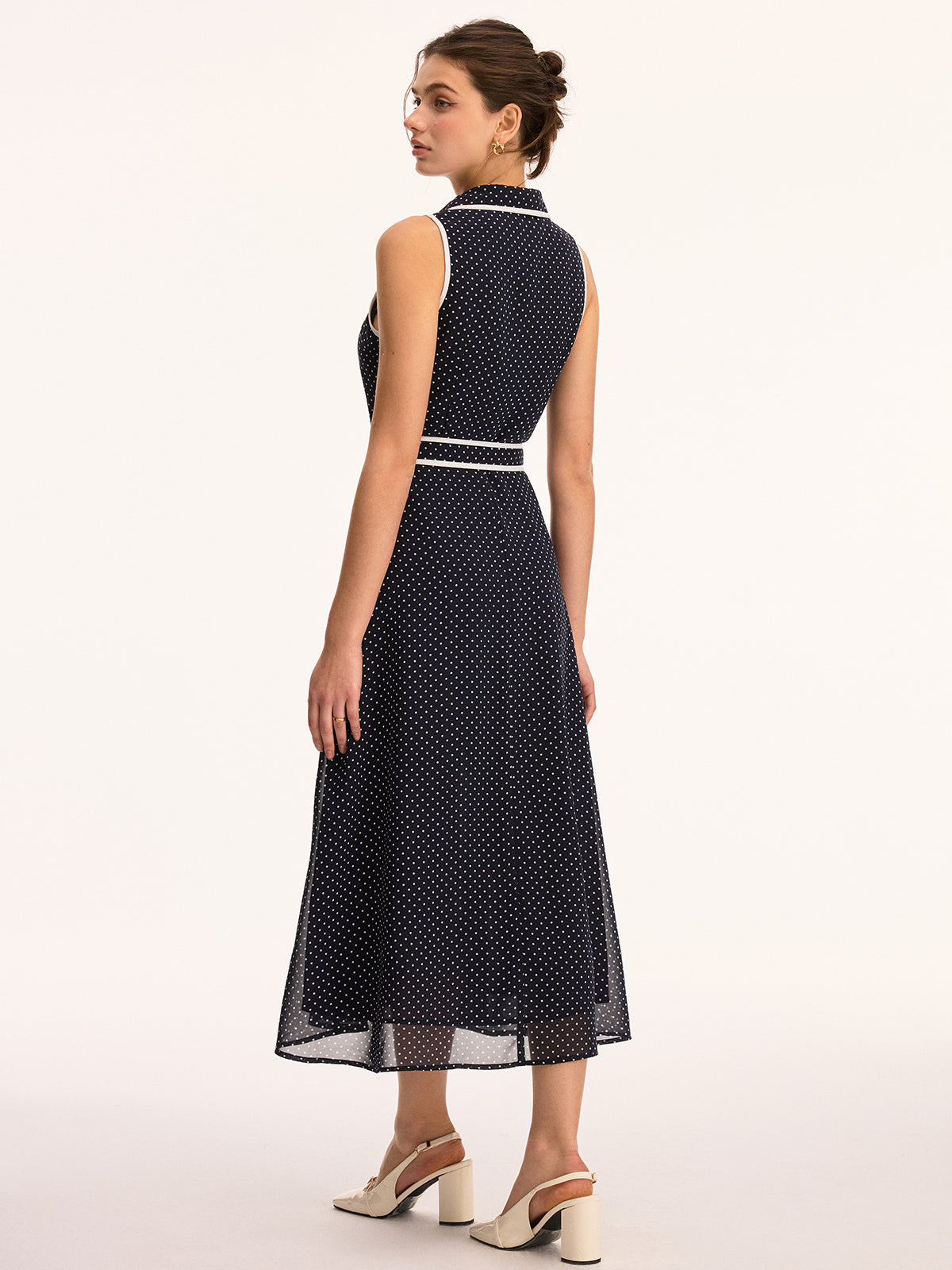 Robe longue sans manches ceinturée à pois