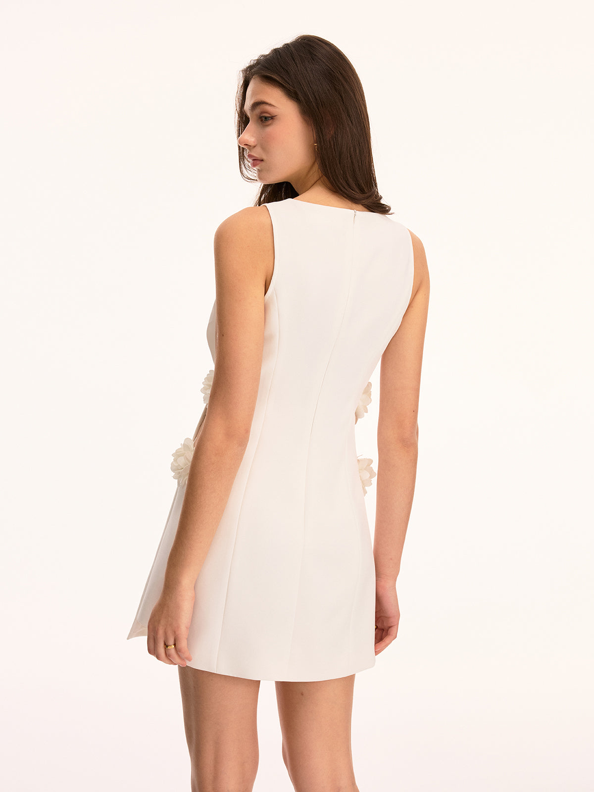 Mini-robe sans manches avec appliqué floral 3D