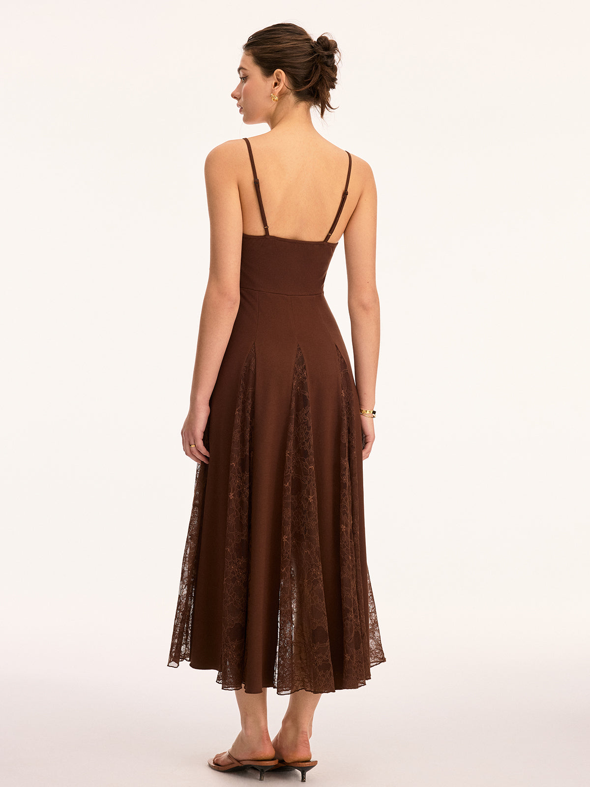 Robe longue à fines bretelles et empiècements en dentelle