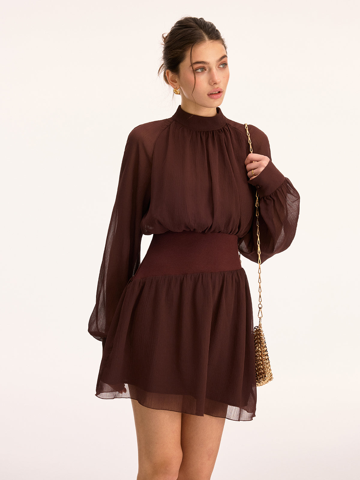 Mini-robe en mousseline de soie à col montant et taille cintrée