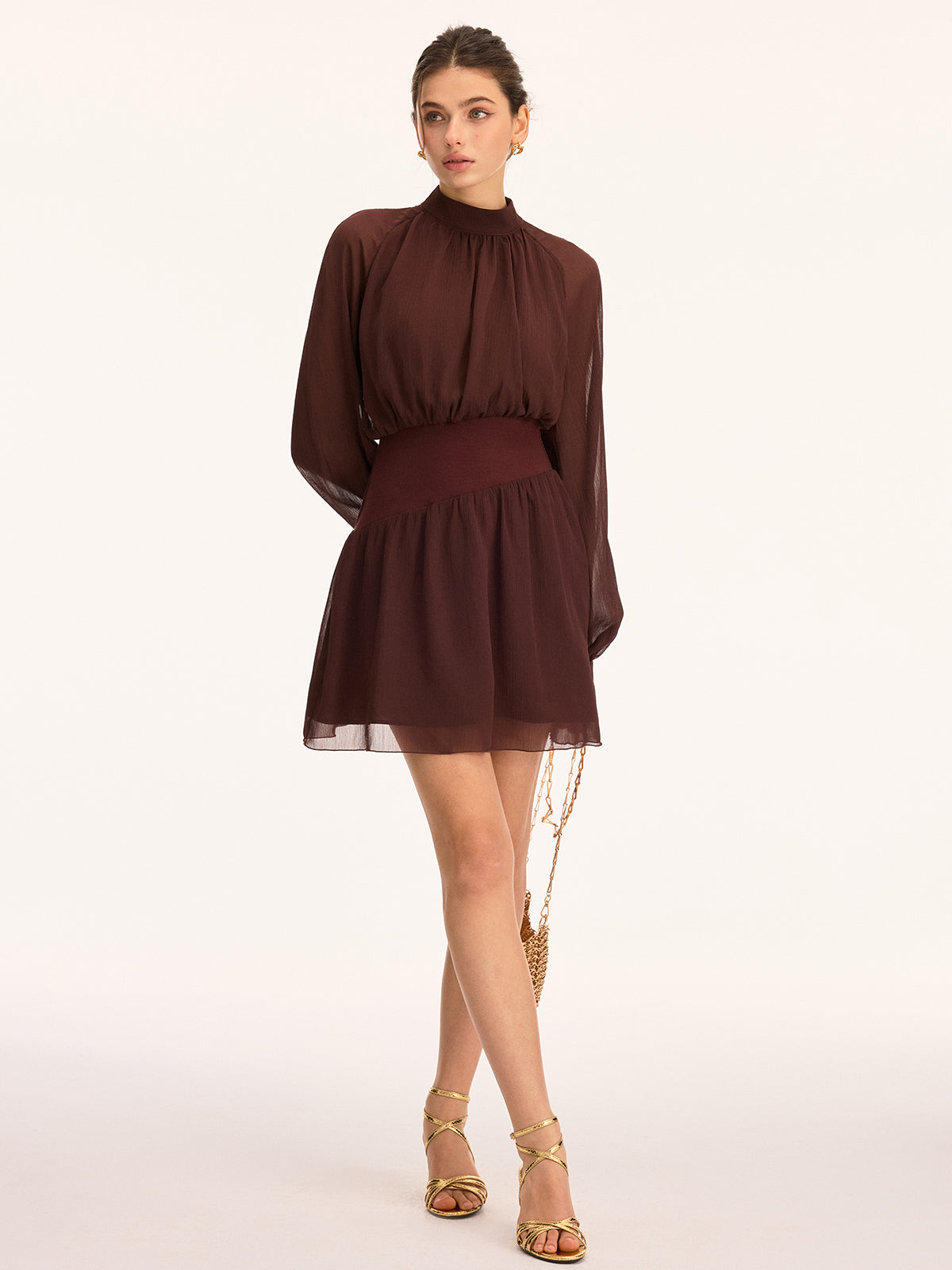 Mini-robe en mousseline de soie à col montant et taille cintrée