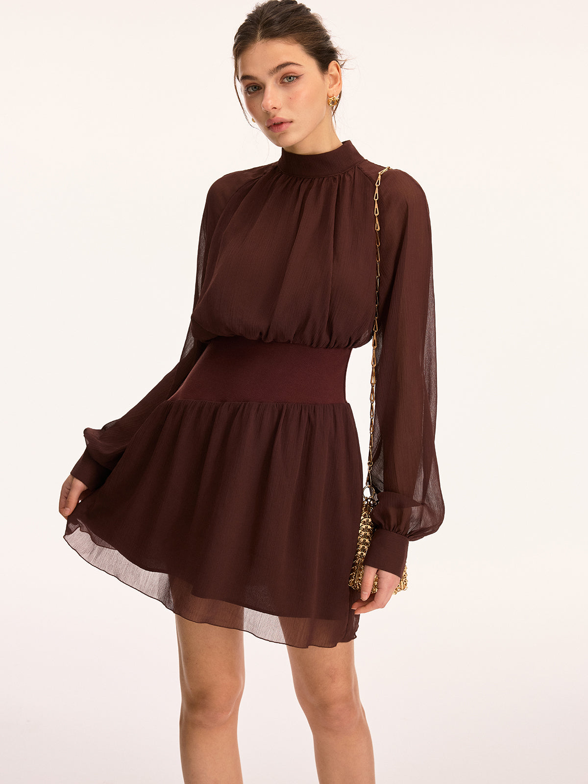 Mini-robe en mousseline de soie à col montant et taille cintrée