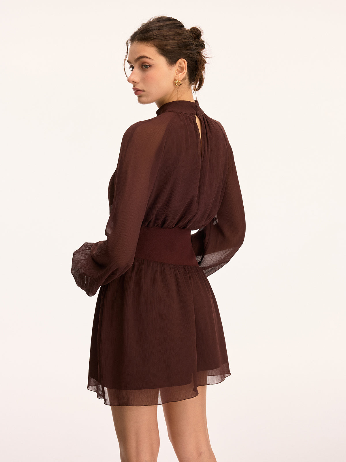 Mini-robe en mousseline de soie à col montant et taille cintrée