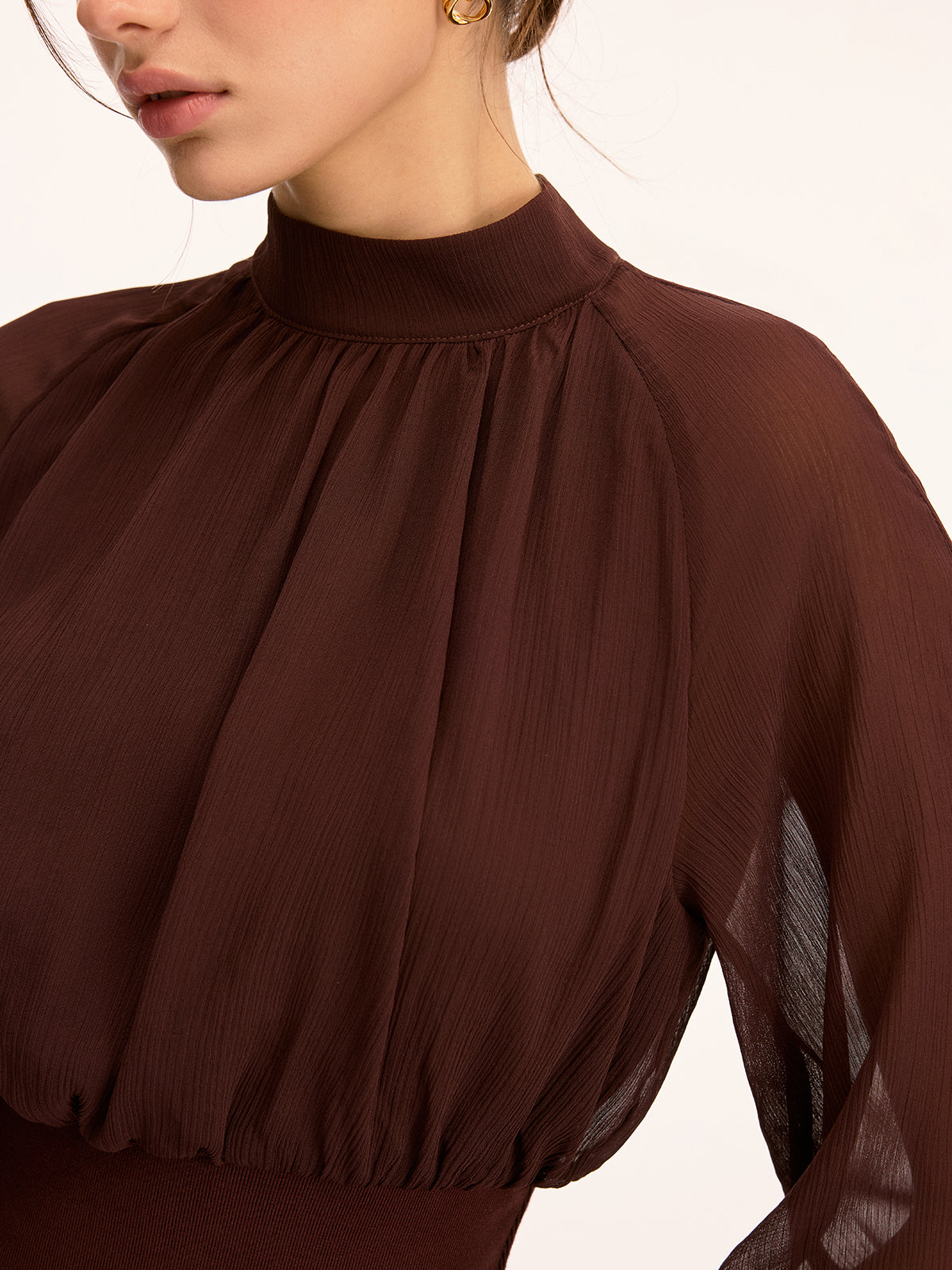 Mini-robe en mousseline de soie à col montant et taille cintrée