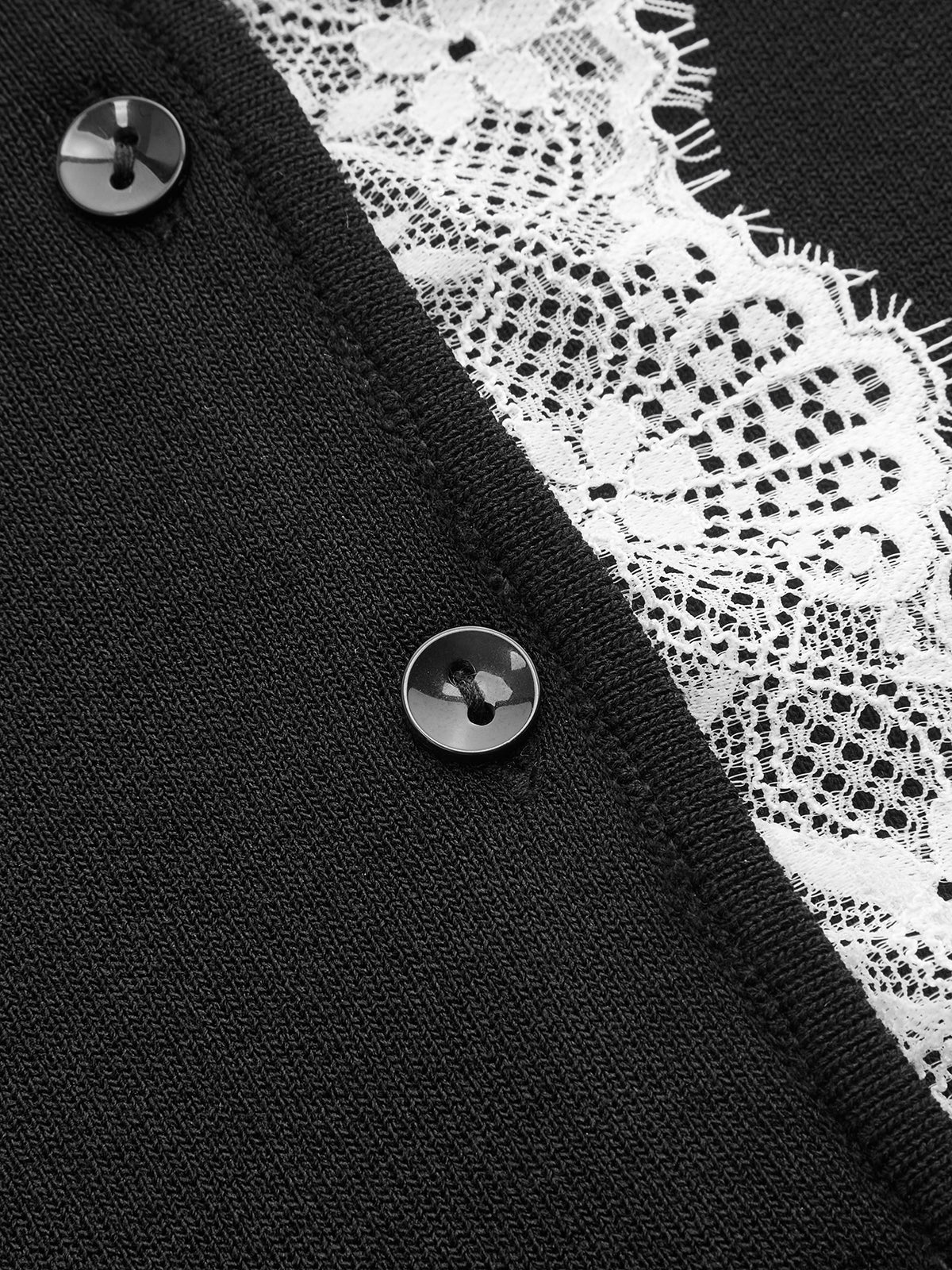 Strickweste mit Knopfleiste und Spitzenbesatz