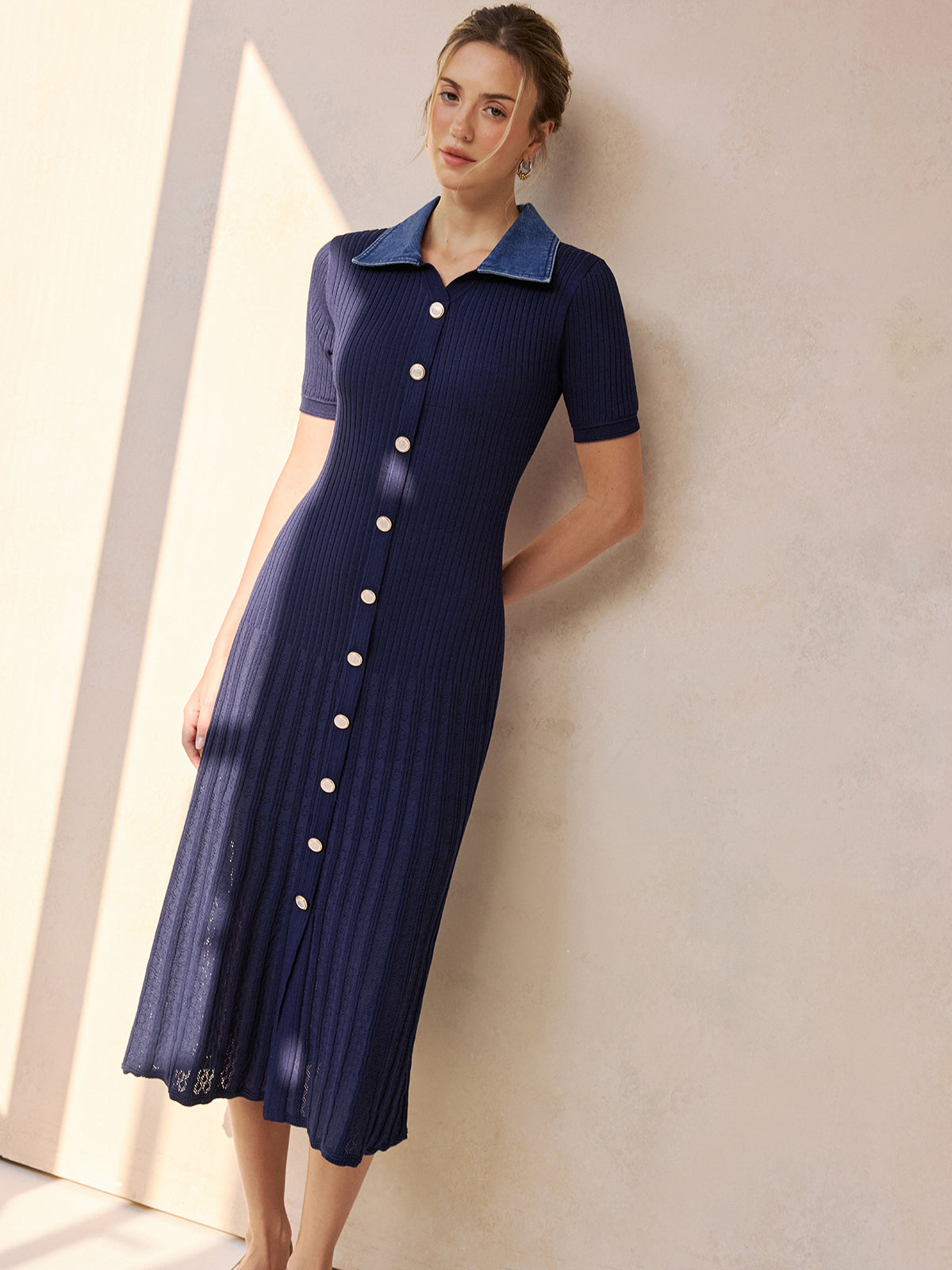 Geripptes Strick-Midikleid mit Jeanskragen