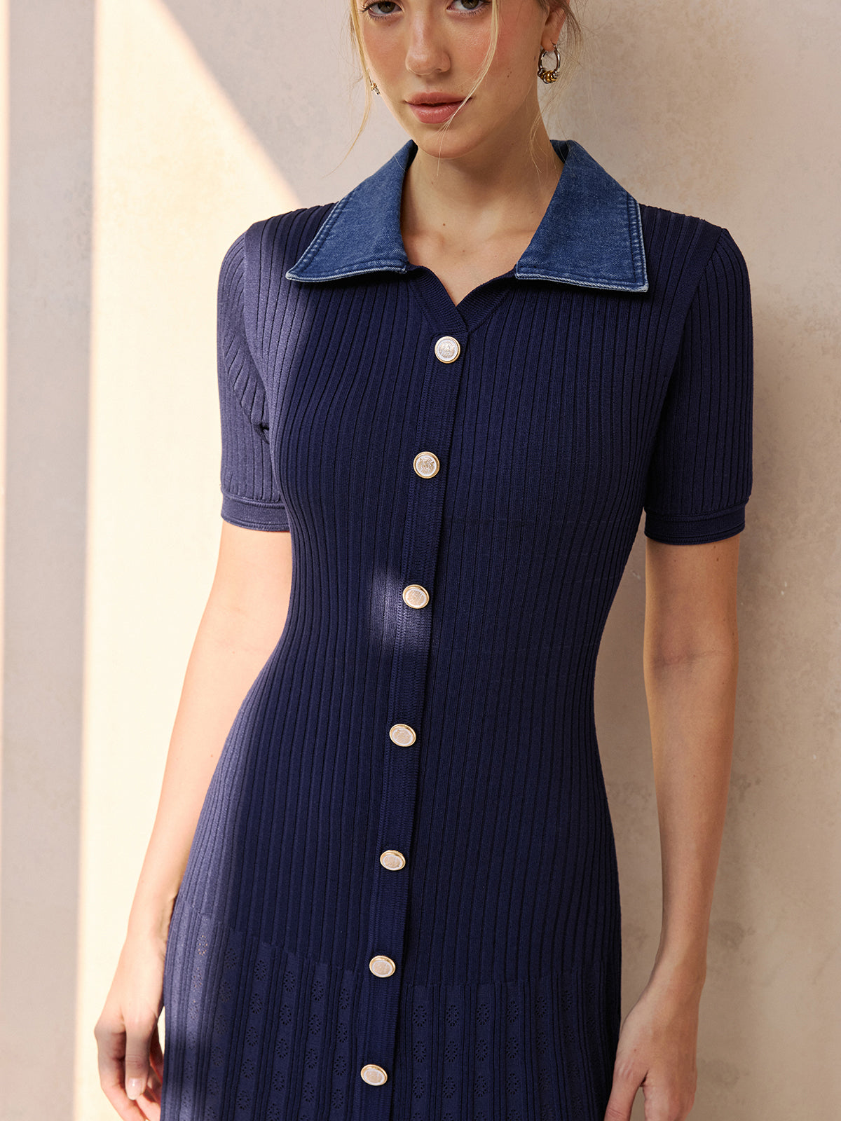 Geripptes Strick-Midikleid mit Jeanskragen