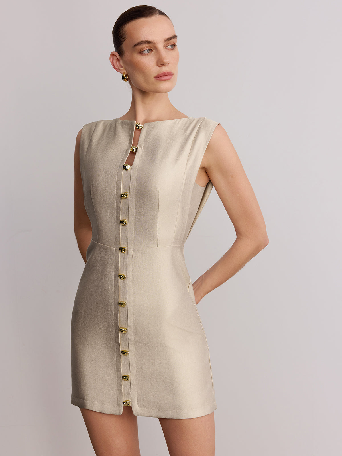 Robe courte sans manches avec détails métalliques