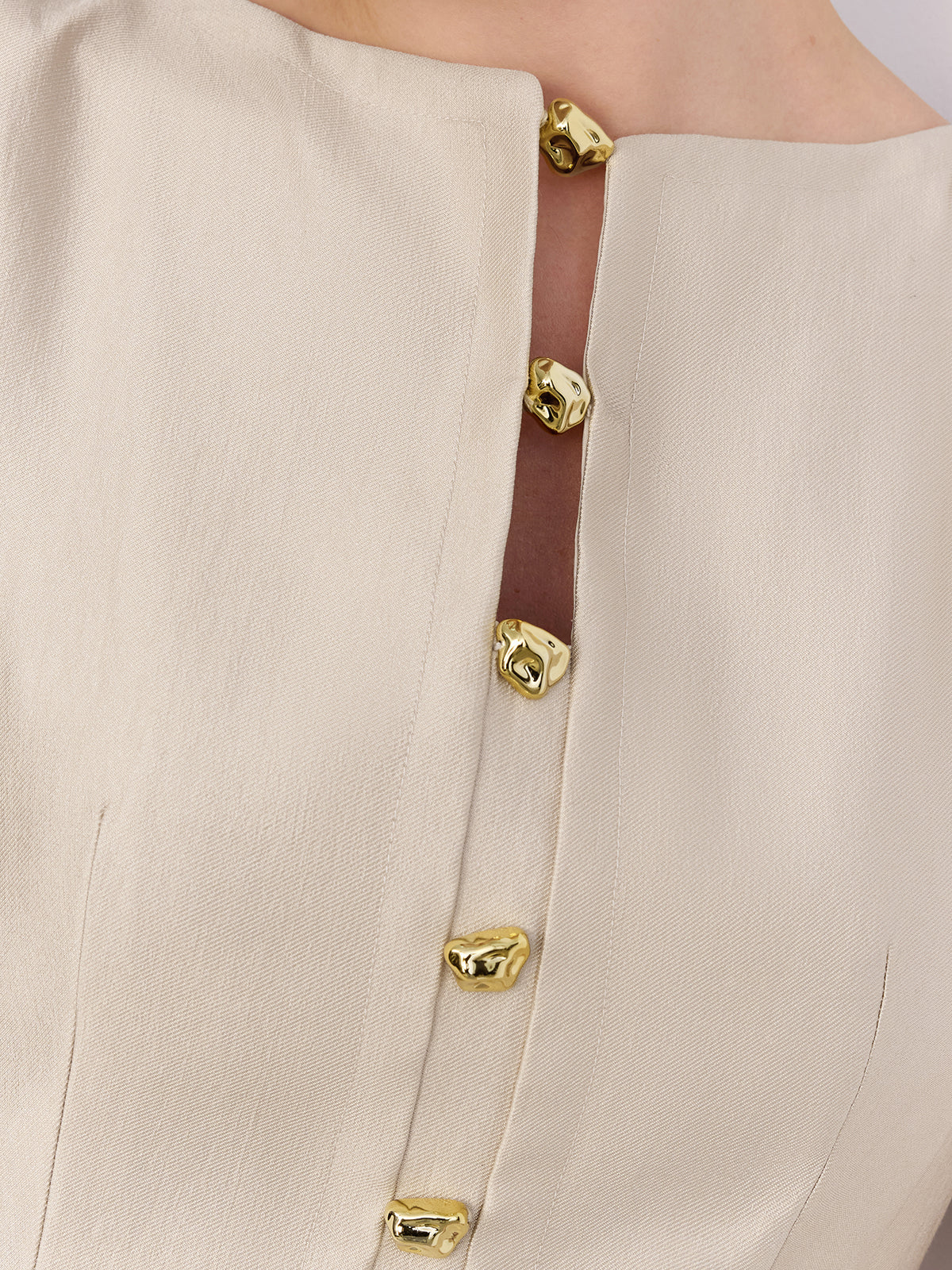 Robe courte sans manches avec détails métalliques