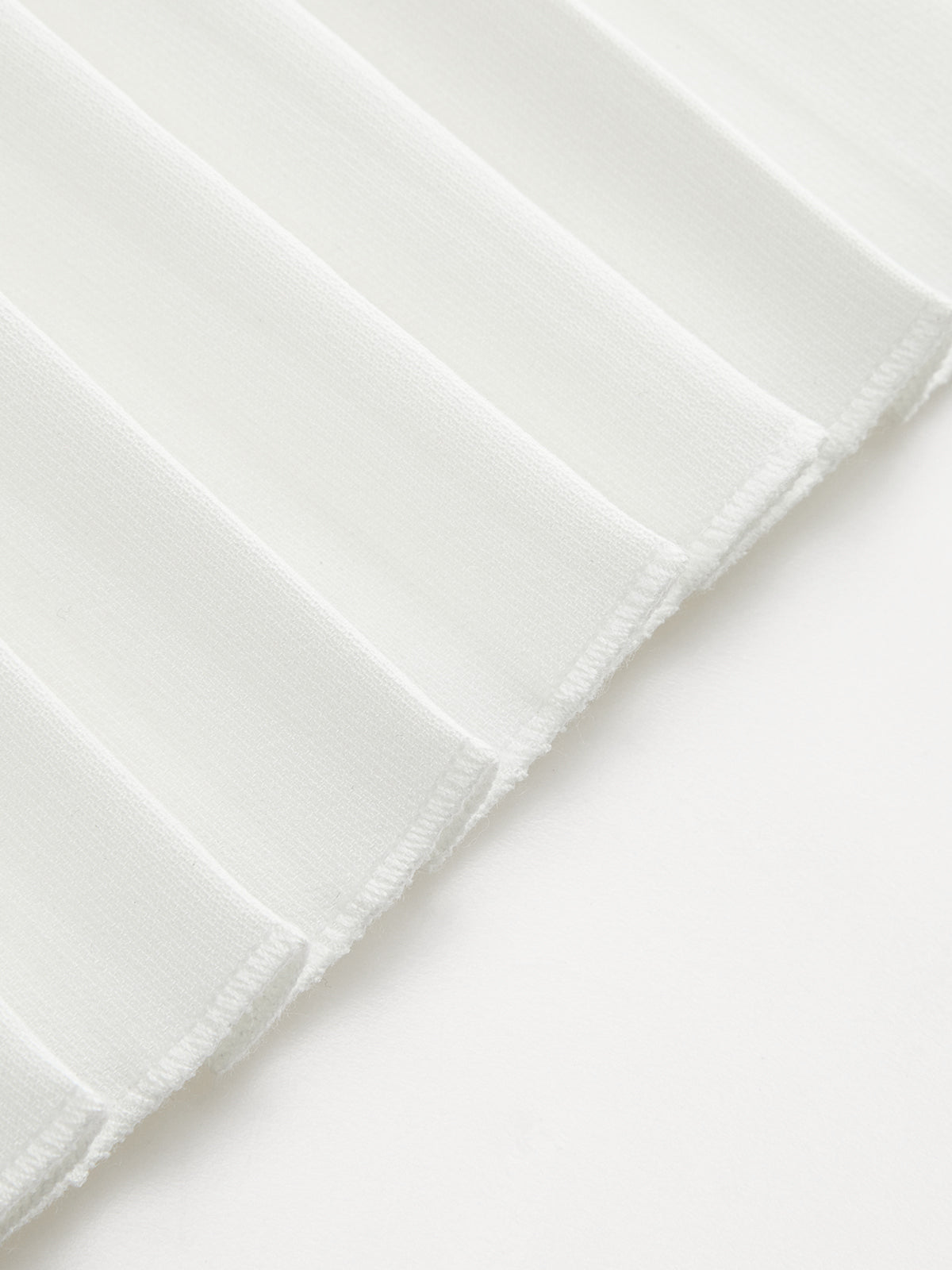Mini-robe plissée à ourlet et ceinture, sans manches