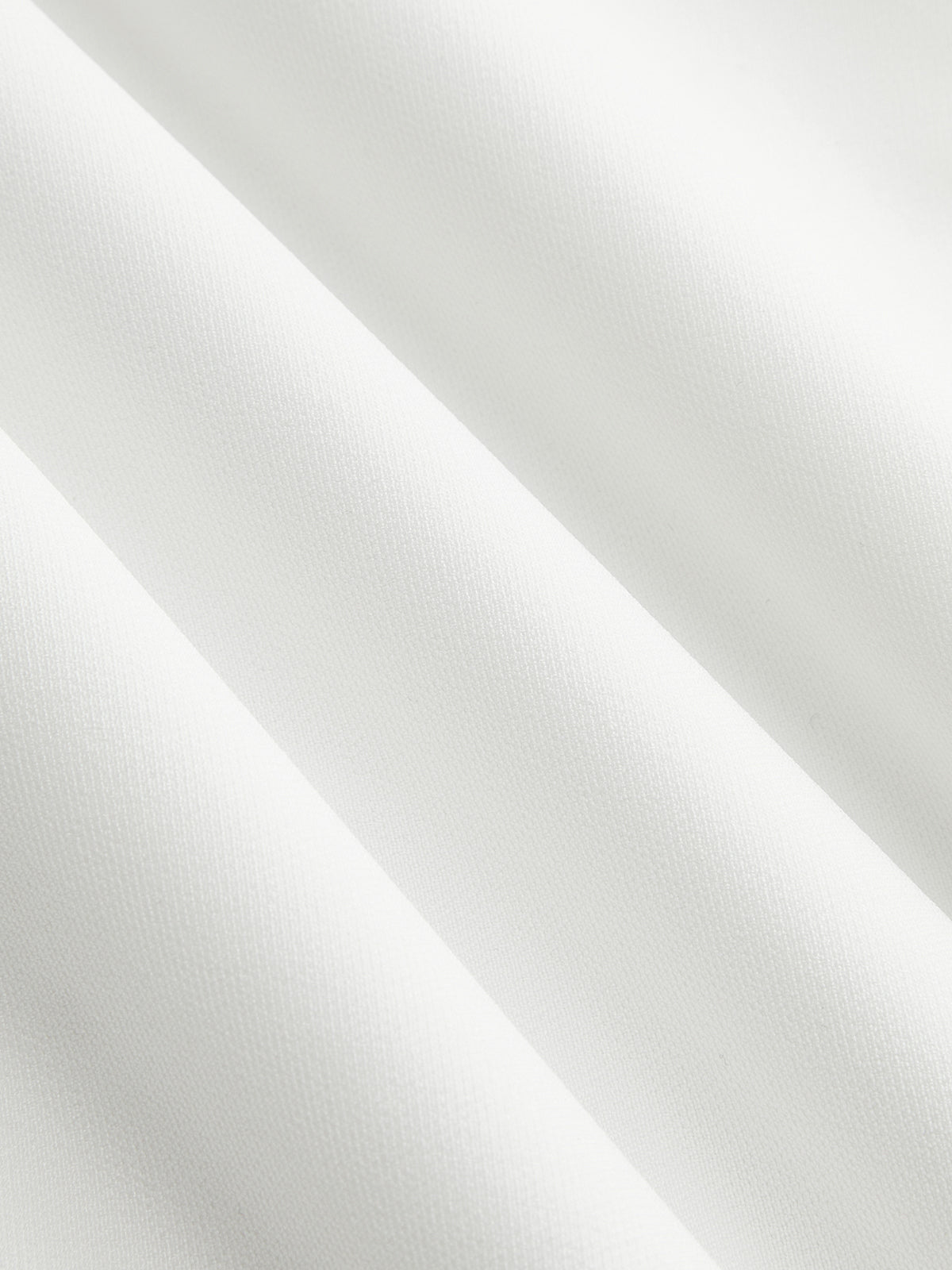 Mini-robe plissée à ourlet et ceinture, sans manches