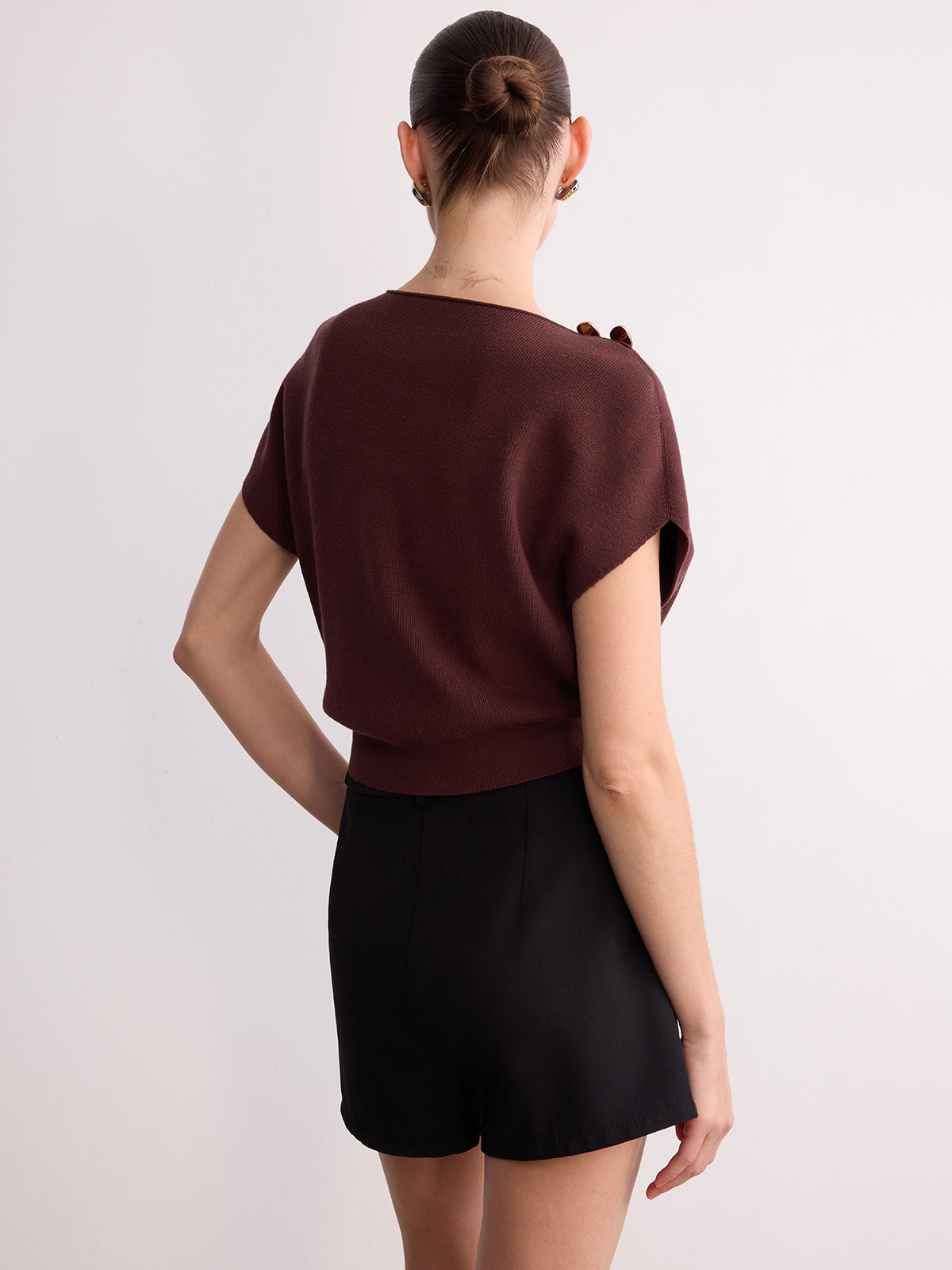 Strickoberteil mit Fledermausärmeln, Oversize-Schnitt und Metalldetail