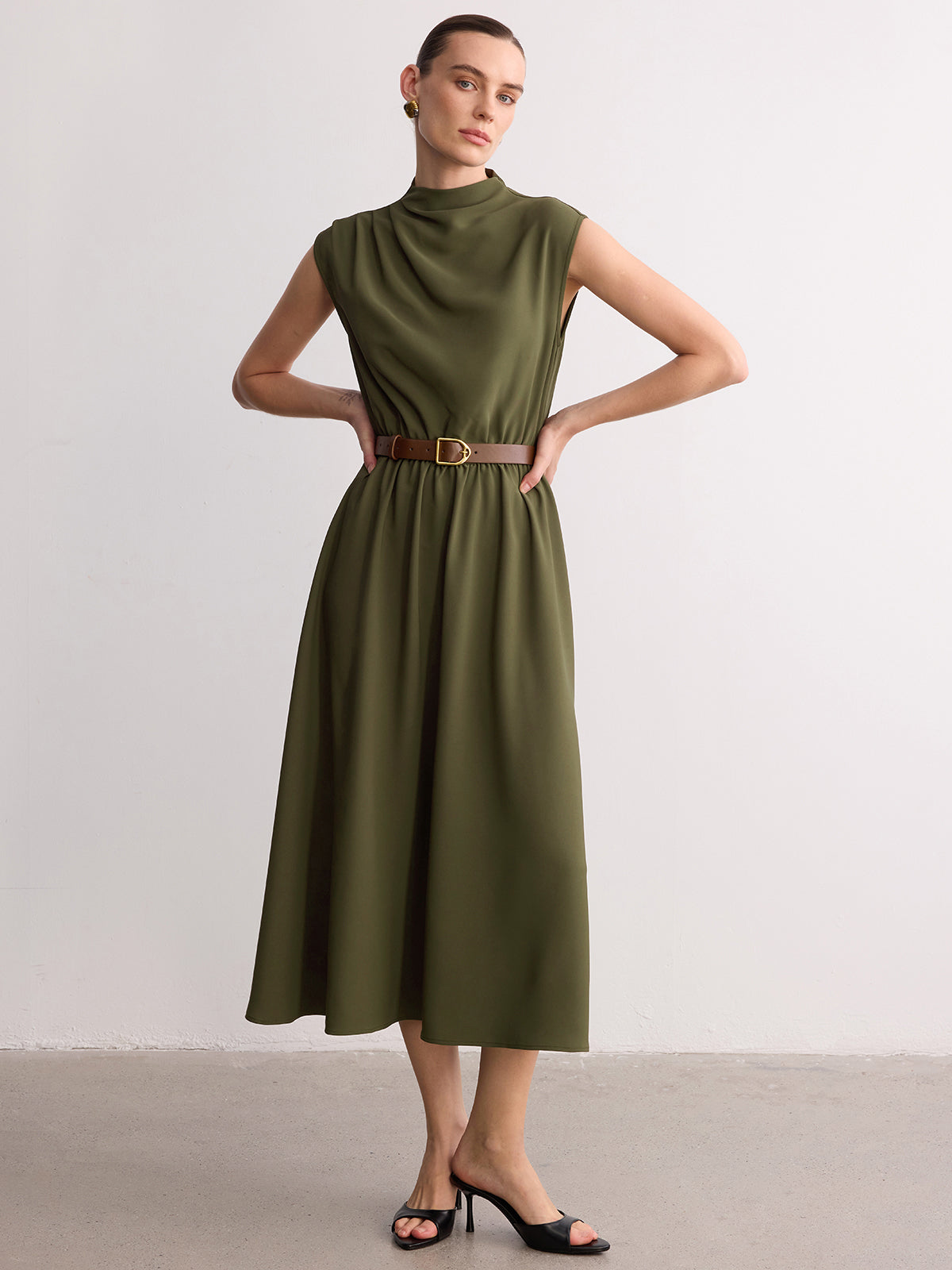 Robe longue sans manches à col montant et ceinture