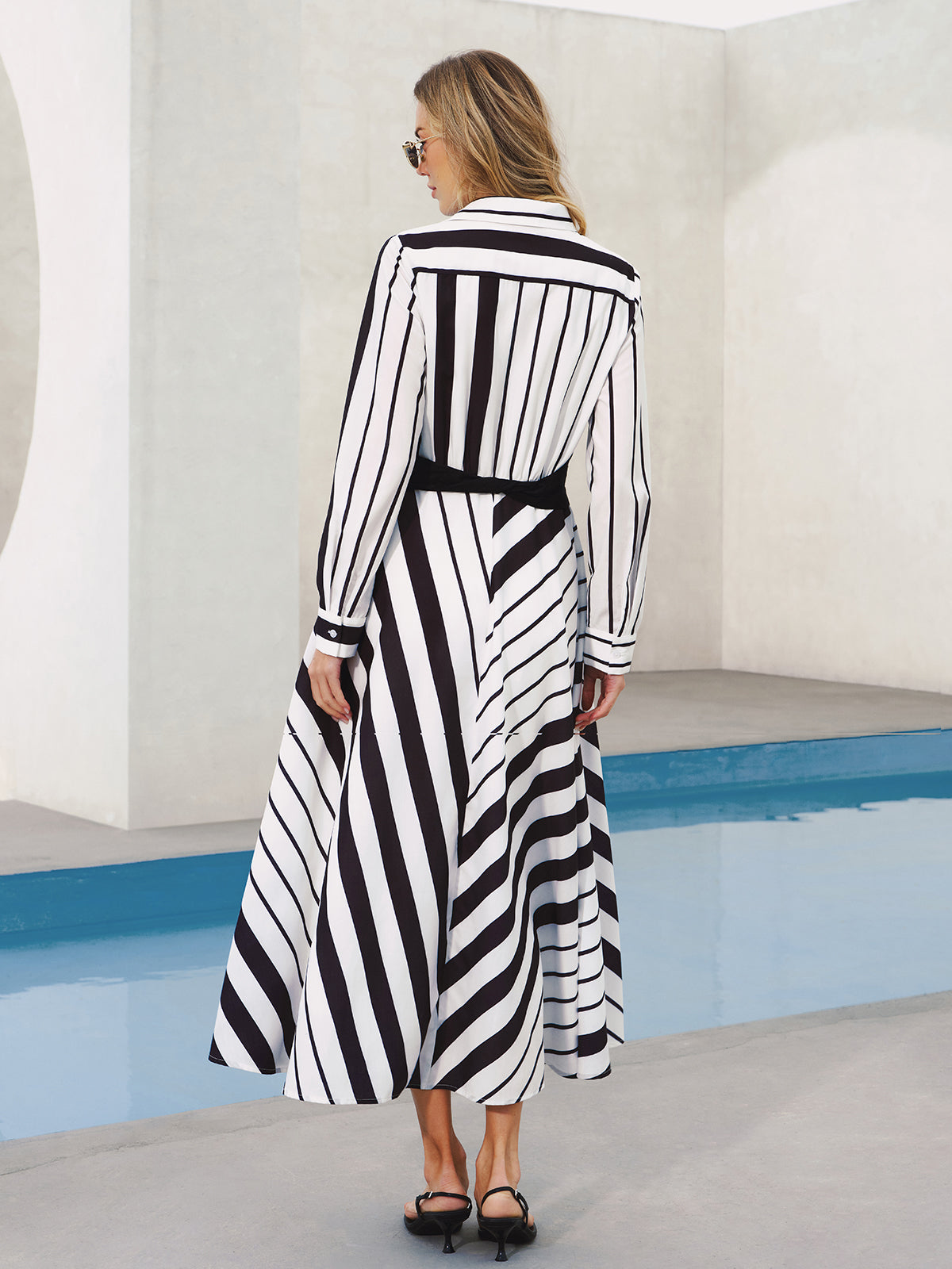 Gestreiftes Hemd-Midikleid mit Gürtel