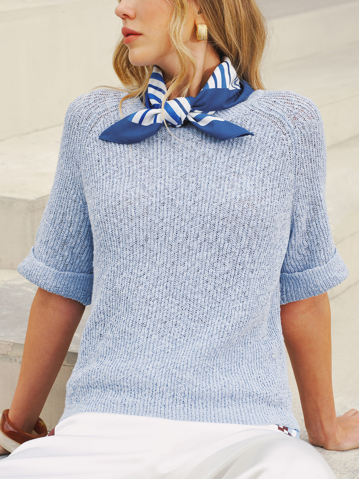 Pull à manches courtes en maille ajourée avec écharpe rayée