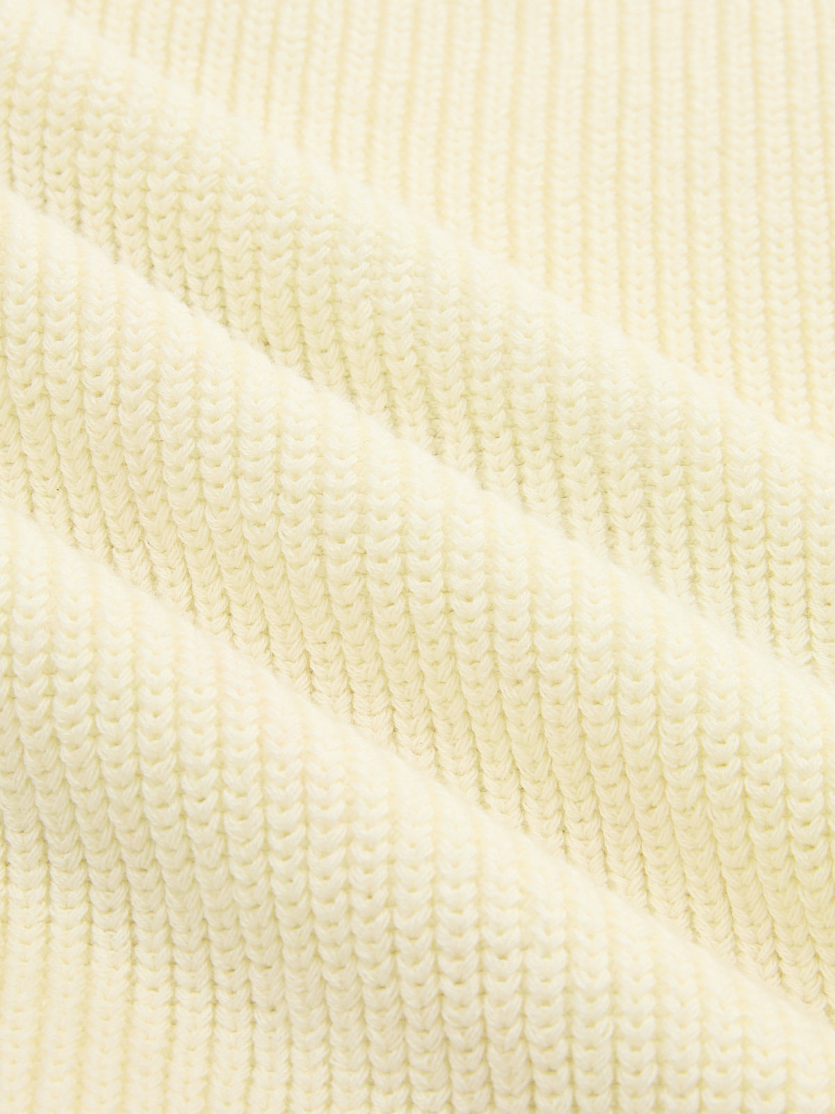 Gerippte Strickweste mit floraler 3D-Applikation