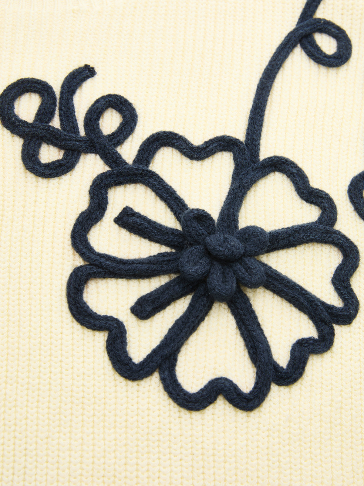 Gerippte Strickweste mit floraler 3D-Applikation