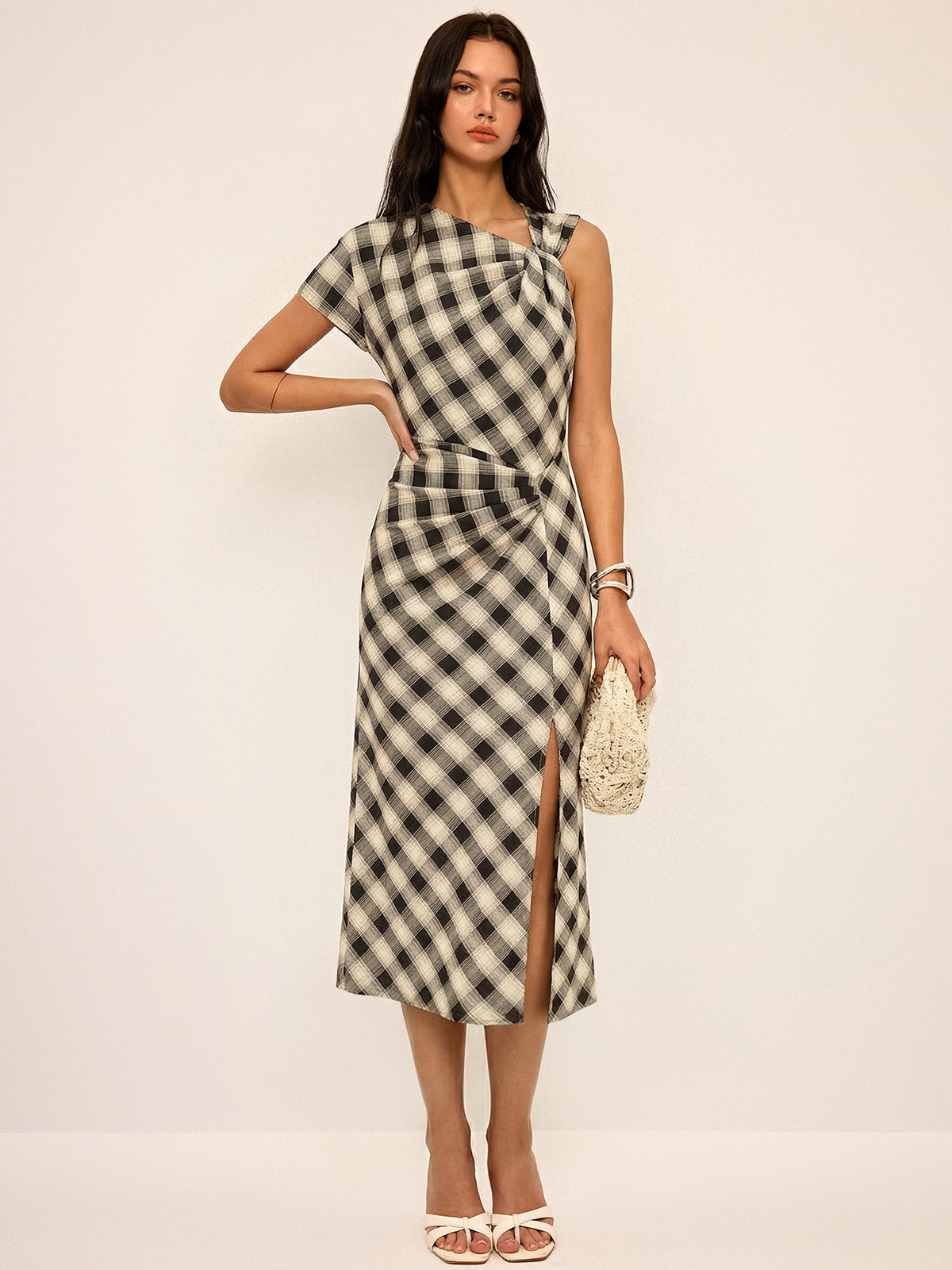 Kariertes asymmetrisches Maxikleid mit Schlitz