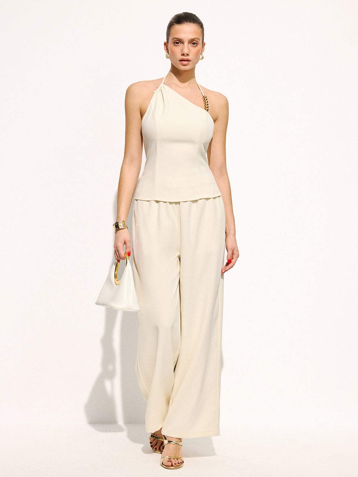 Asymmetrisches Neckholder-Oberteil und Hose mit Perlenbesatz