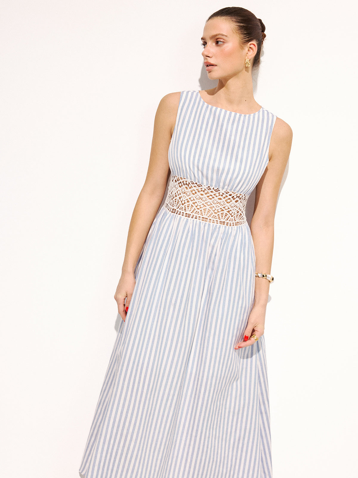 Gestreiftes ärmelloses Maxi-Kleid mit Spitzentaille