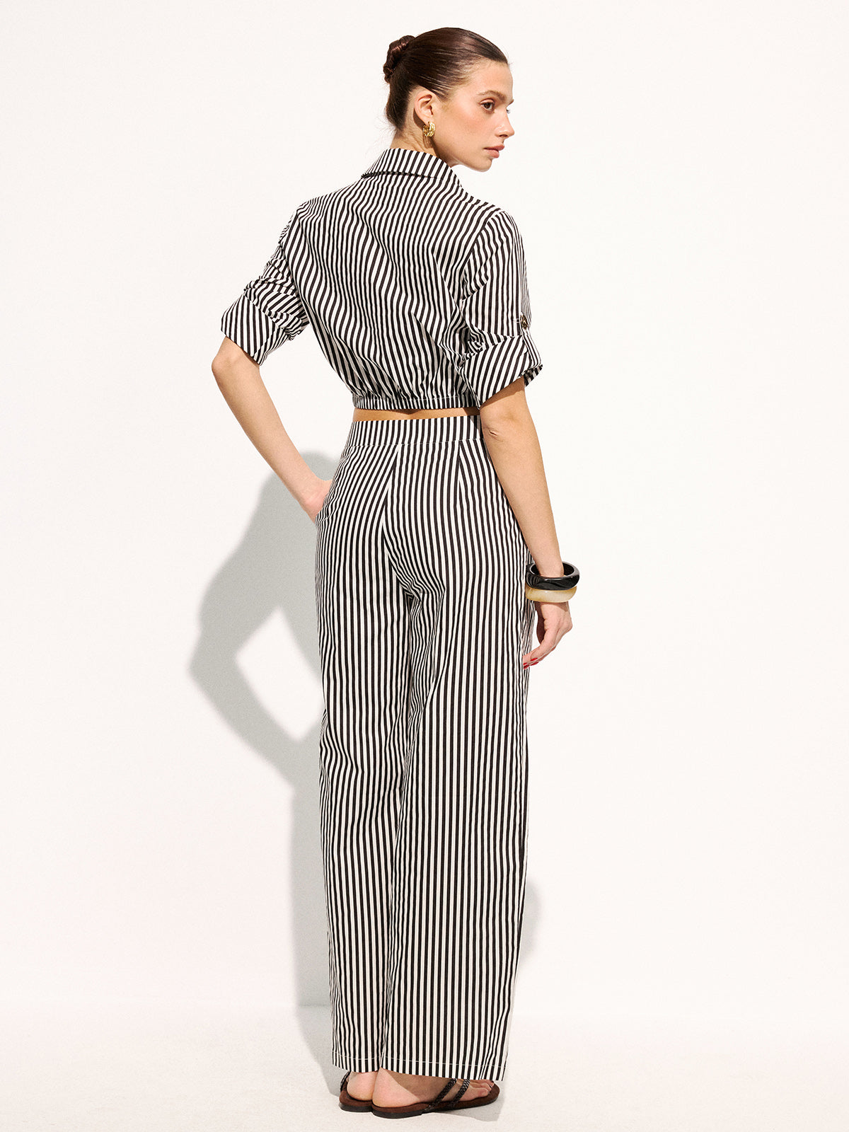 Ensemble chemise courte rayée et pantalon ample