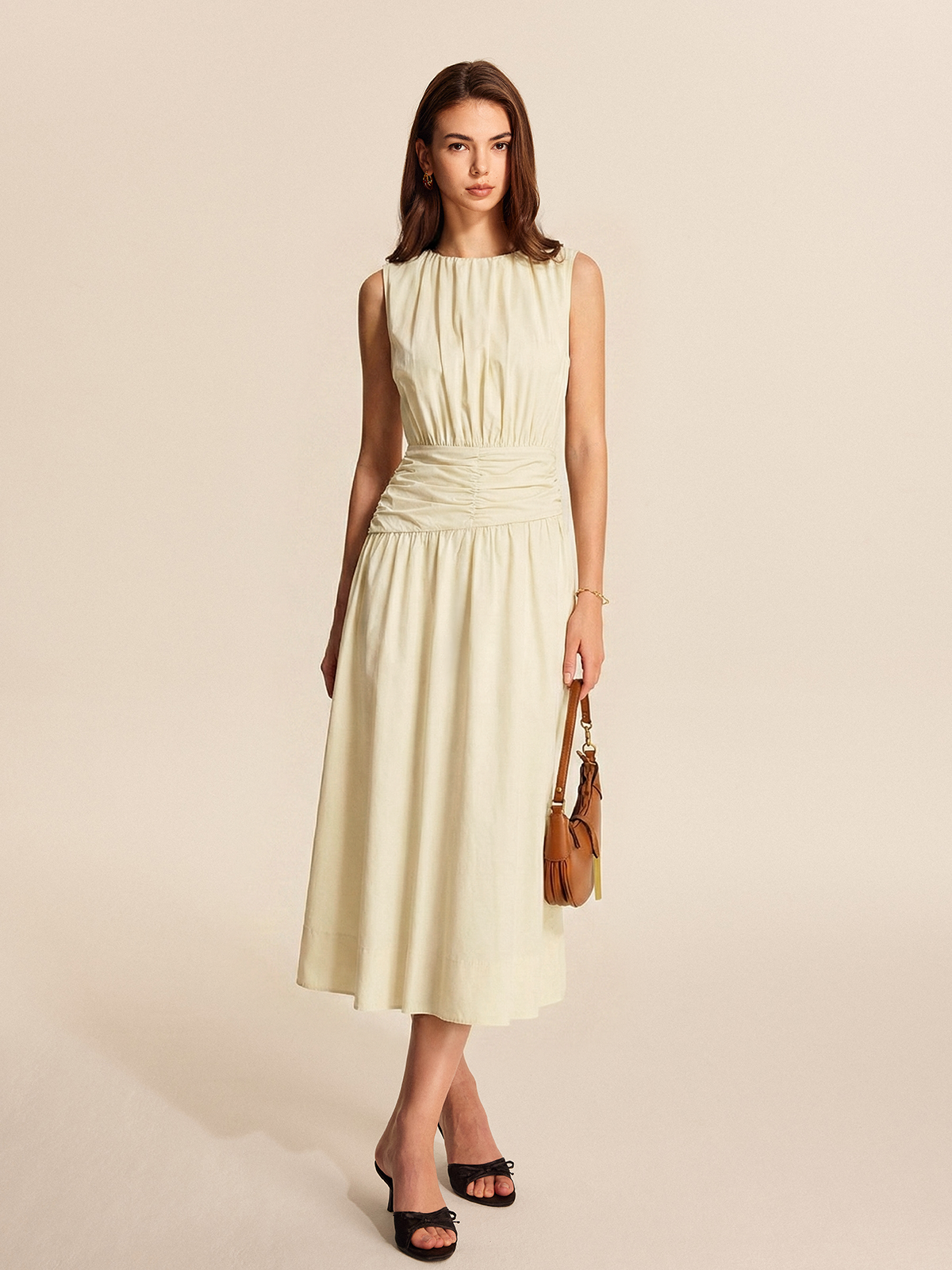 Robe midi sans manches à taille froncée