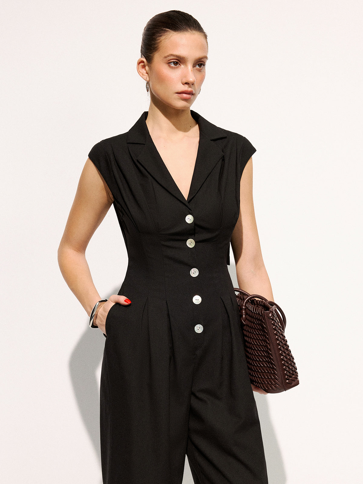 Ärmelloser Leinenmisch-Jumpsuit mit Revers und weitem Bein