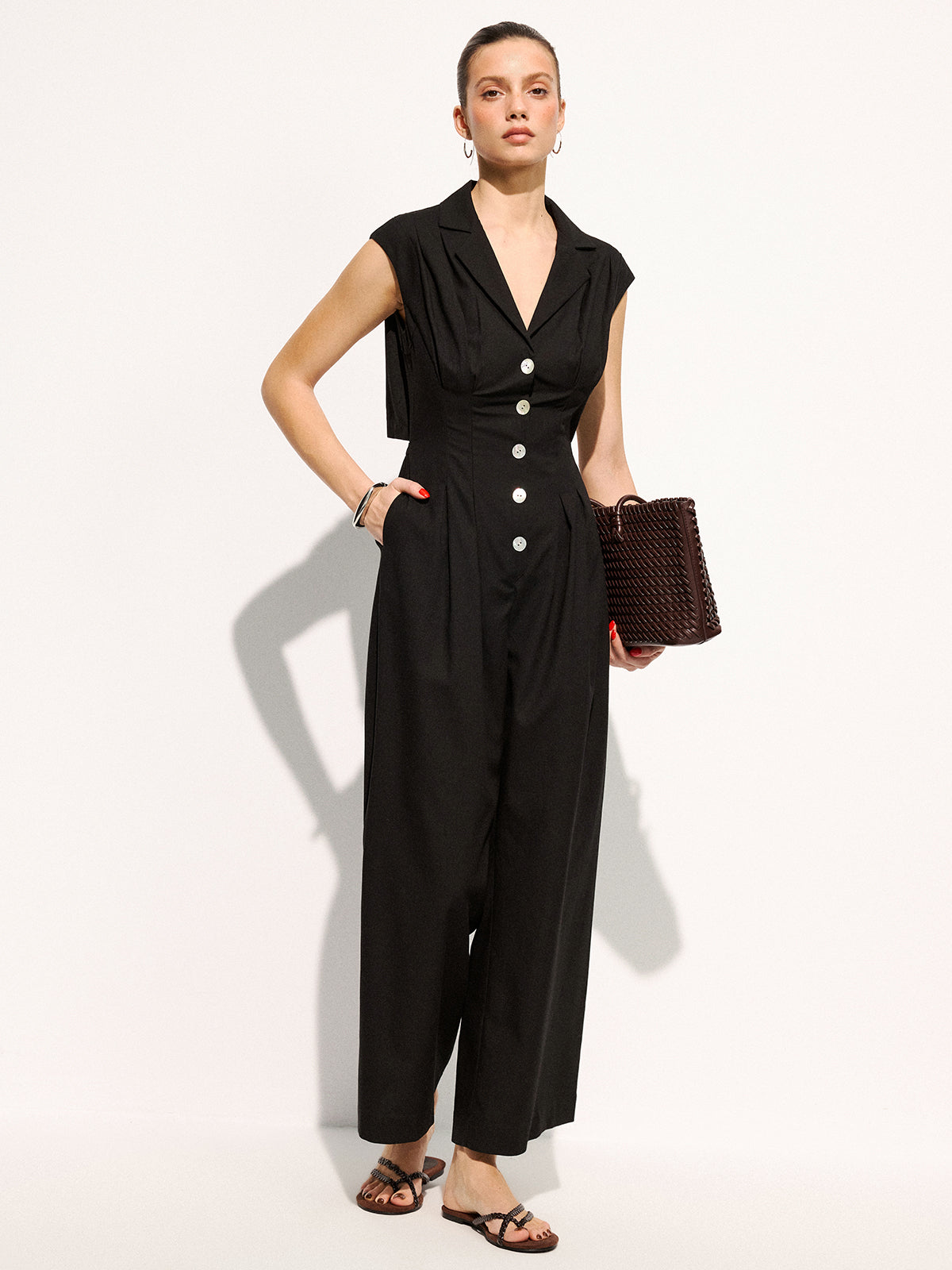Ärmelloser Leinenmisch-Jumpsuit mit Revers und weitem Bein