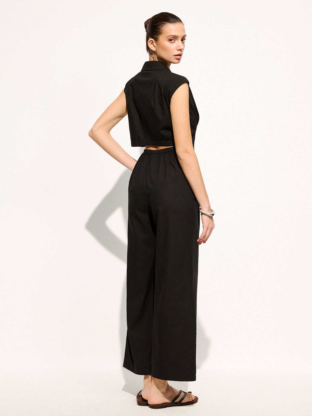 Ärmelloser Leinenmisch-Jumpsuit mit Revers und weitem Bein
