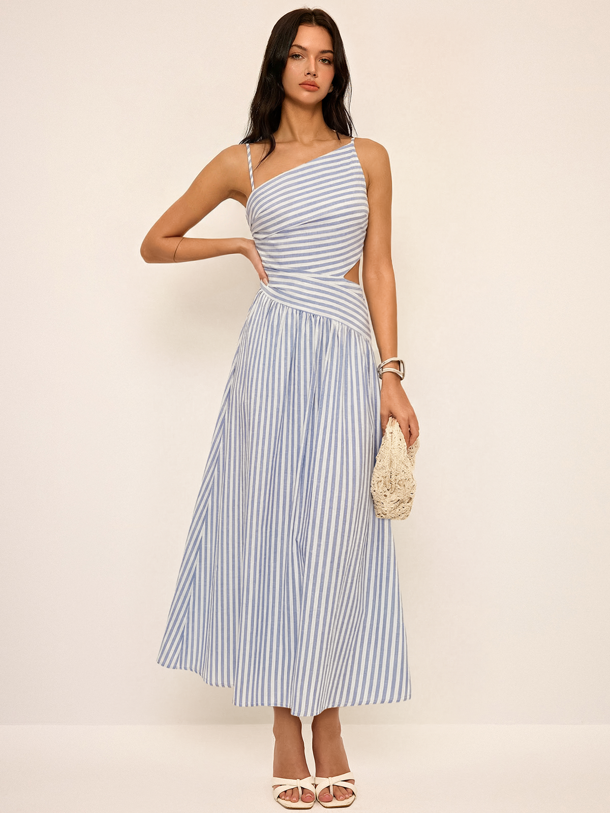Robe longue asymétrique à fines bretelles découpée et rayée